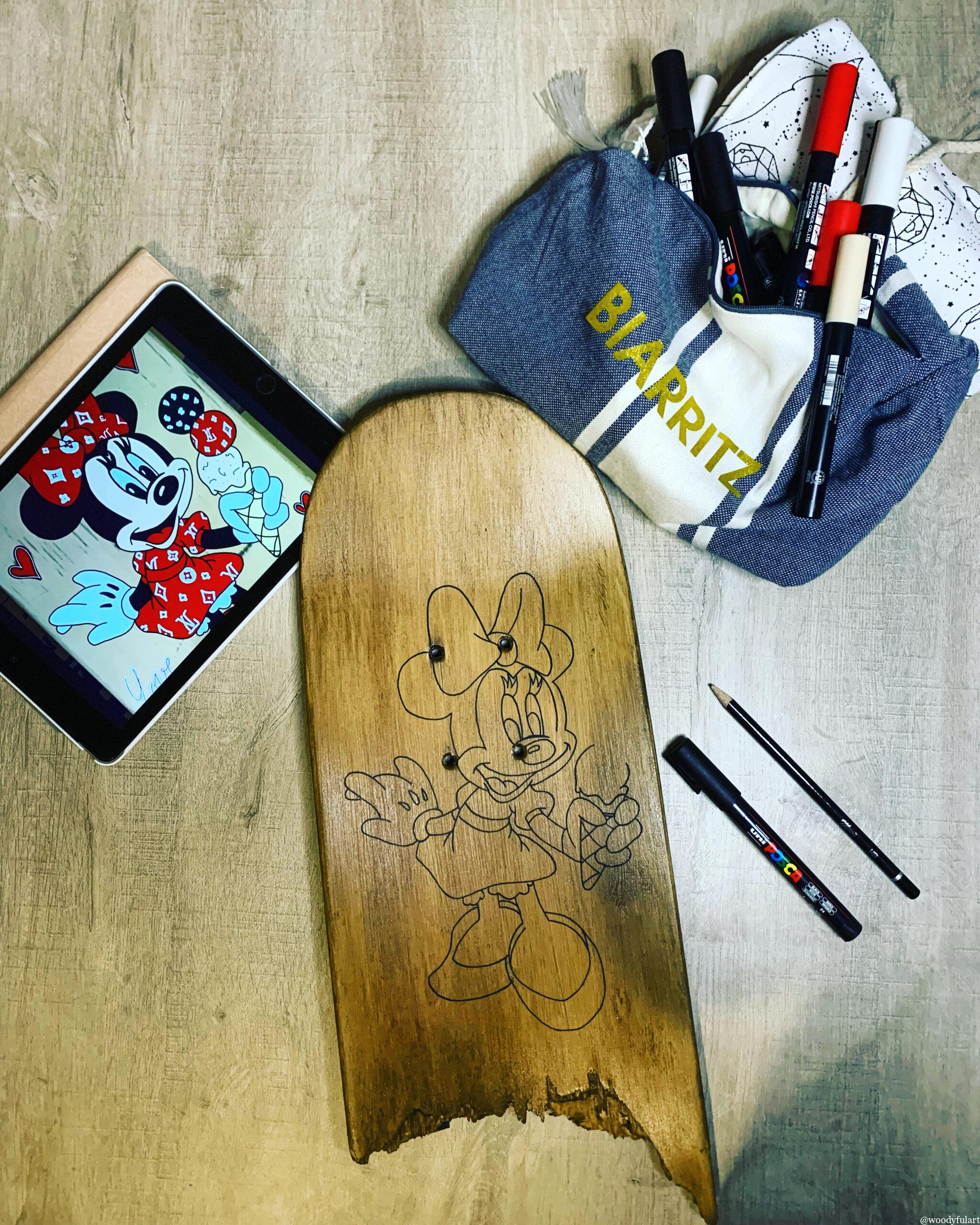 custom minnie en cours sur demi skateboard cassé - woodyfulart