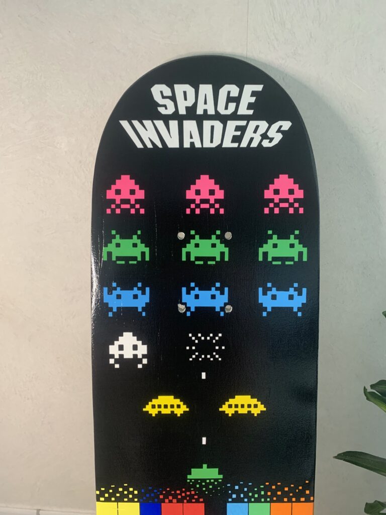 custom tetris / space invaders sur planche de skateboard recyclé en objet décoratif - woodyfulart