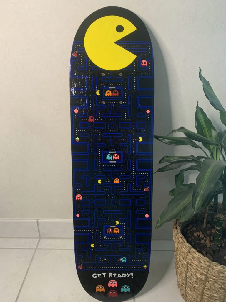 custom pacman sur planche de skateboard recyclé en objet décoratif - woodyfulart