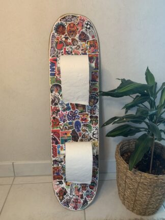 ancienne planche de skateboard recyclé en double dérouleur papier toilette skateboard blanc avec stickers vans - woodyfulart