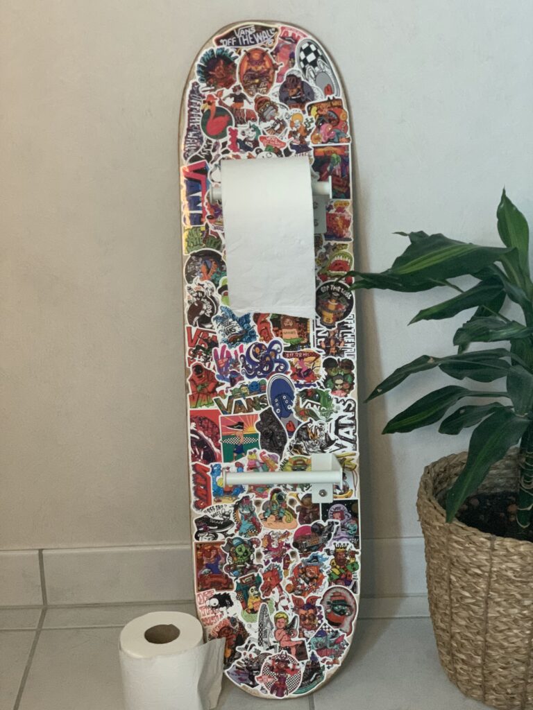 ancienne planche de skateboard recyclé en double dérouleur de papier toilette blanc avec stickers vans - woodyfulart