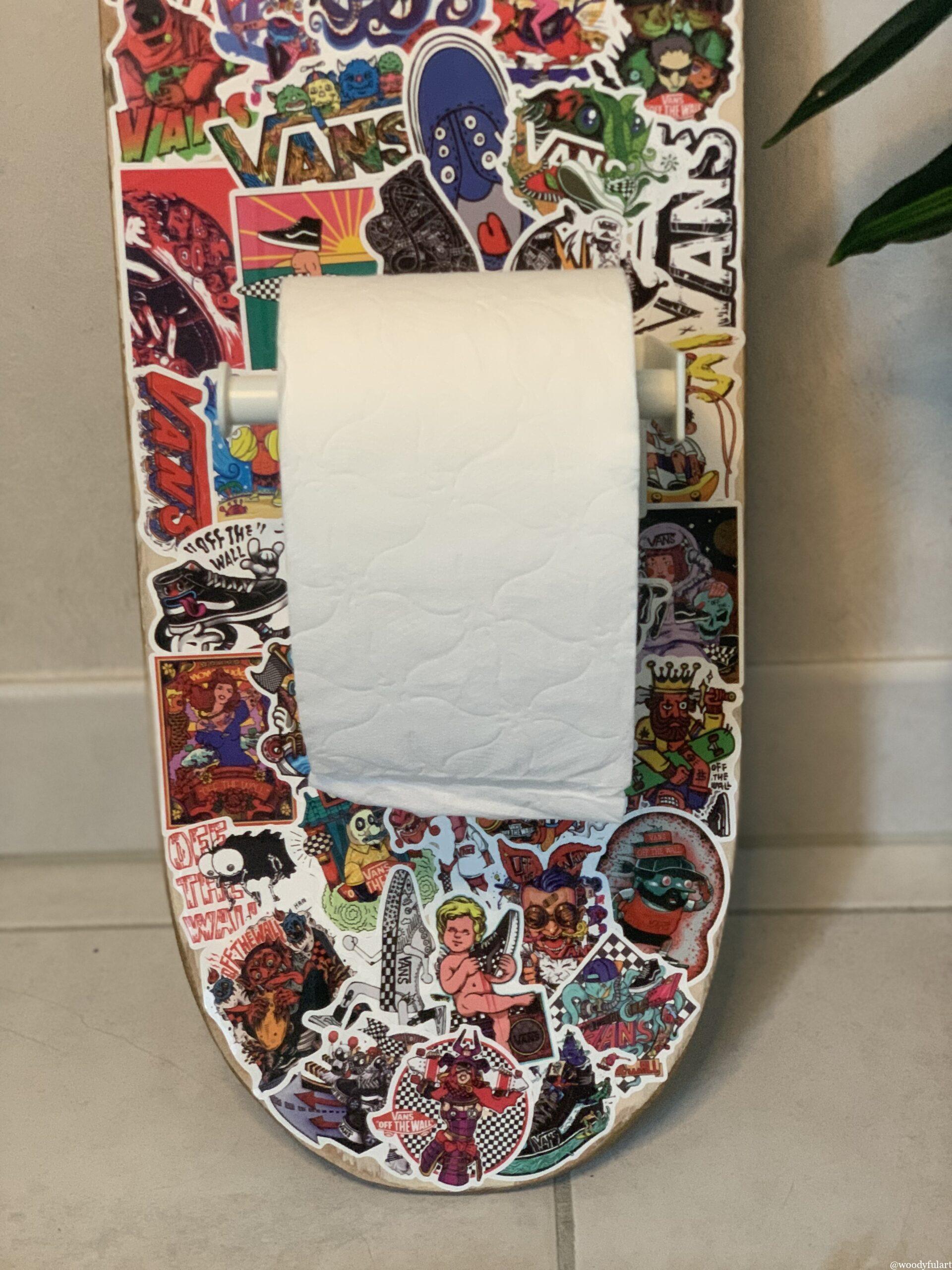ancienne planche de skateboard recyclé en double dérouleur papier toilette skateboard blanc avec stickers vans - woodyfulart