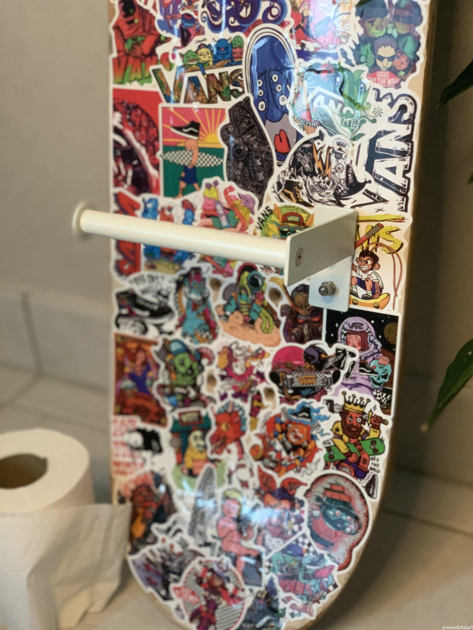 ancienne planche de skateboard recyclé en double dérouleur papier toilette skateboard blanc avec stickers vans - woodyfulart