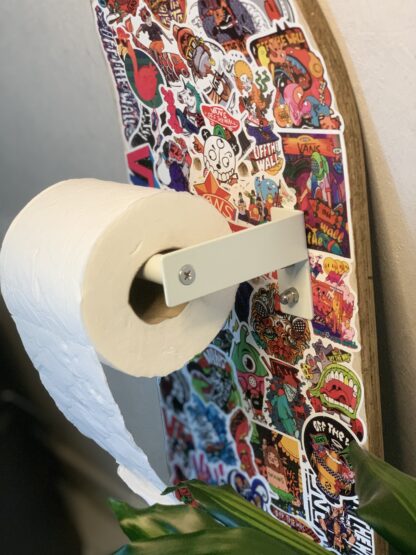 ancienne planche de skateboard recyclé en double dérouleur papier toilette skateboard blanc avec stickers vans - woodyfulart