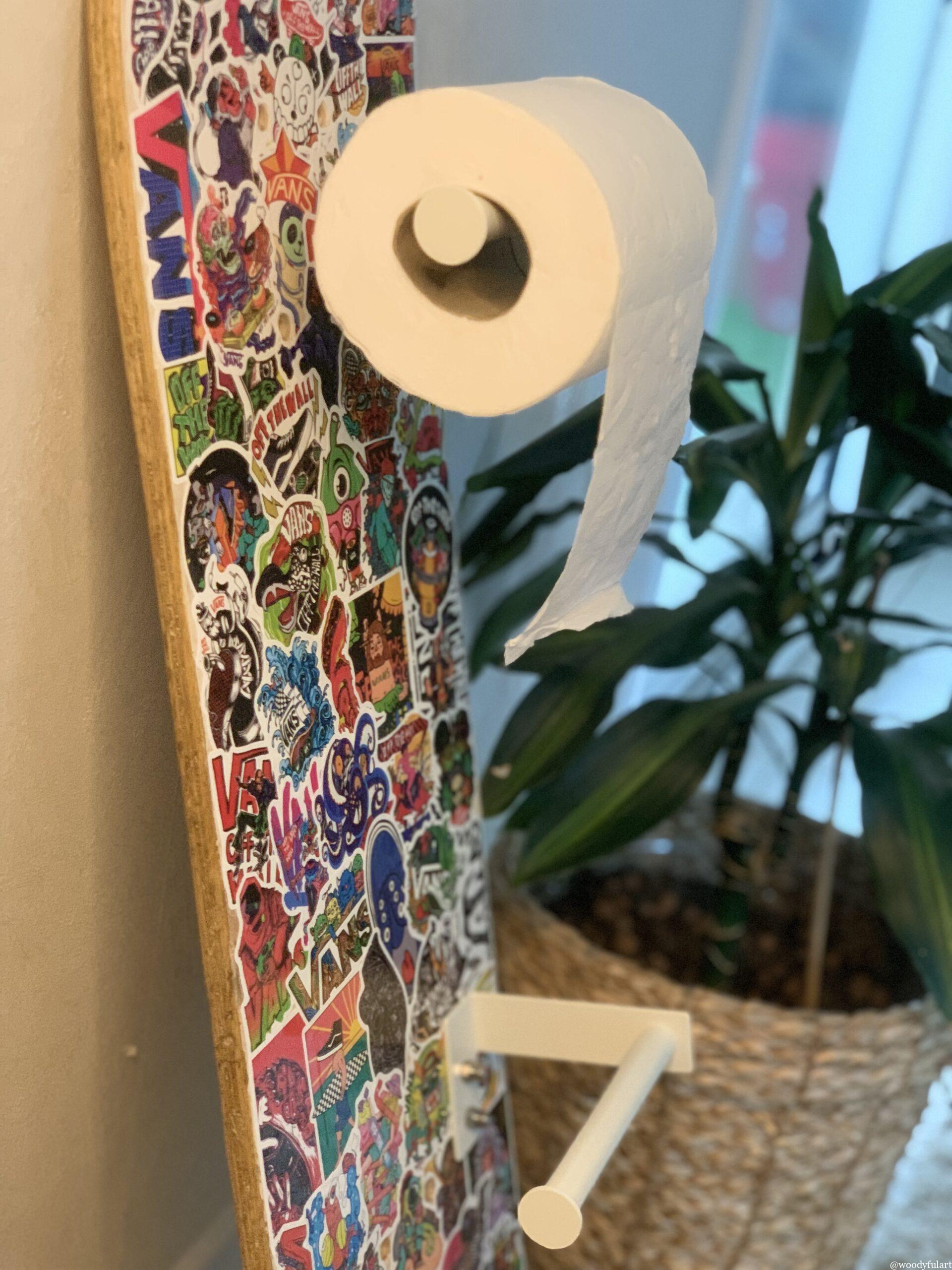 ancienne planche de skateboard recyclé en double dérouleur papier toilette skateboard blanc avec stickers vans - woodyfulart