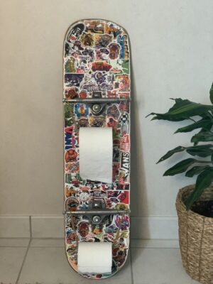 ancienne planche de skateboard recyclé en double dérouleur de papier toilette avec truck d'origine et stickers vans - Skateboard dérouleur papier toilette trucks - woodyfulart
