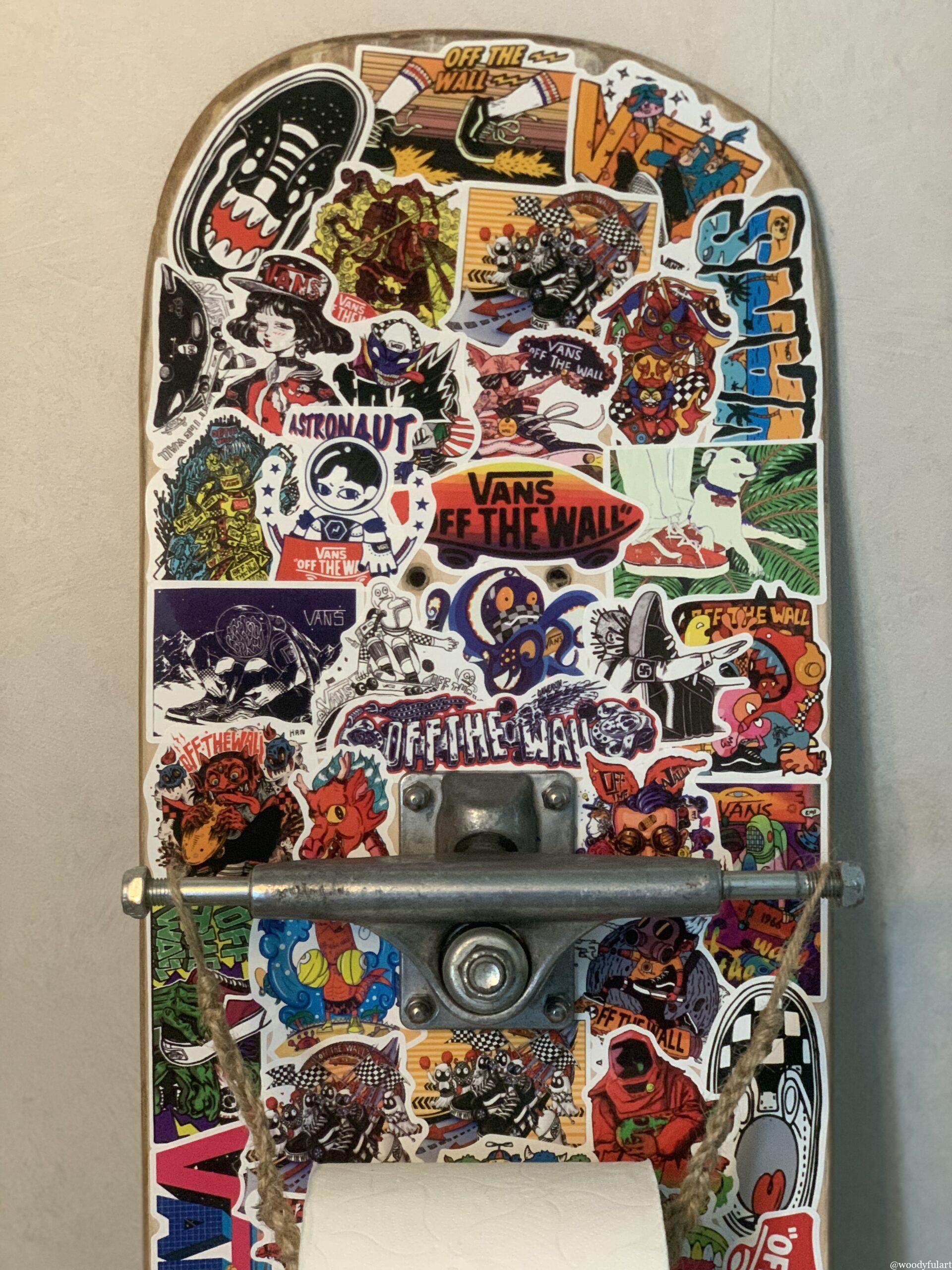 ancienne planche de skateboard recyclé en double dérouleur de papier toilette avec truck d'origine et stickers vans - Skateboard dérouleur papier toilette trucks - woodyfulart