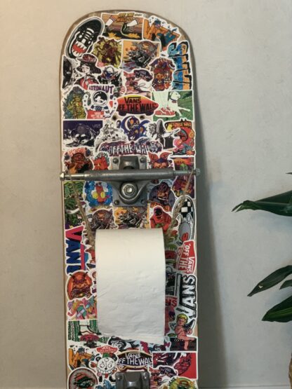 ancienne planche de skateboard recyclé en double dérouleur de papier toilette avec truck d'origine et stickers vans - Skateboard dérouleur papier toilette trucks - woodyfulart