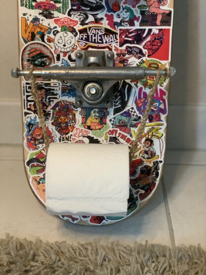 ancienne planche de skateboard recyclé en double dérouleur de papier toilette avec truck d'origine et stickers vans - Skateboard dérouleur papier toilette trucks - woodyfulart