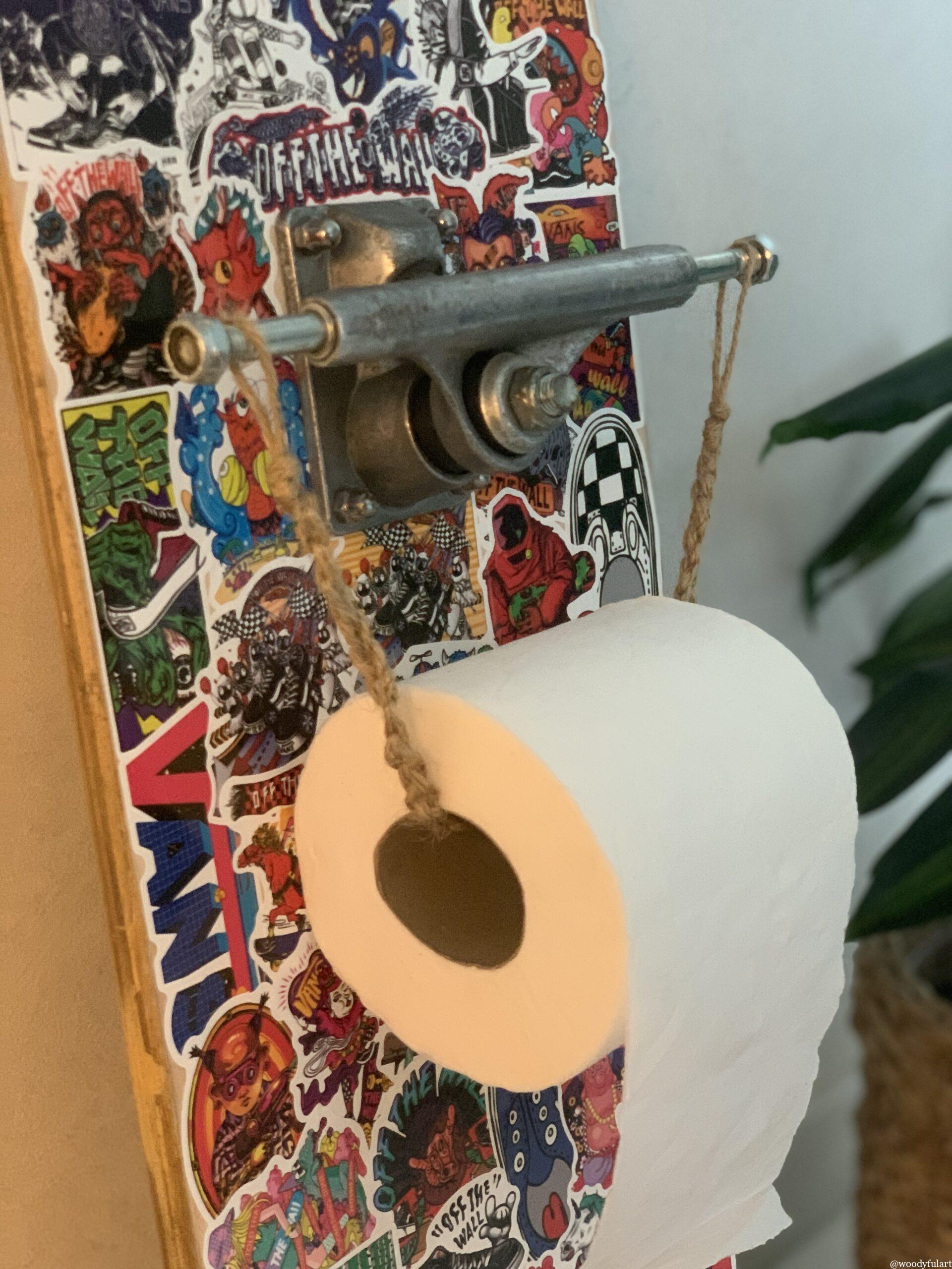 ancienne planche de skateboard recyclé en double dérouleur de papier toilette avec truck d'origine et stickers vans - Skateboard dérouleur papier toilette trucks - woodyfulart