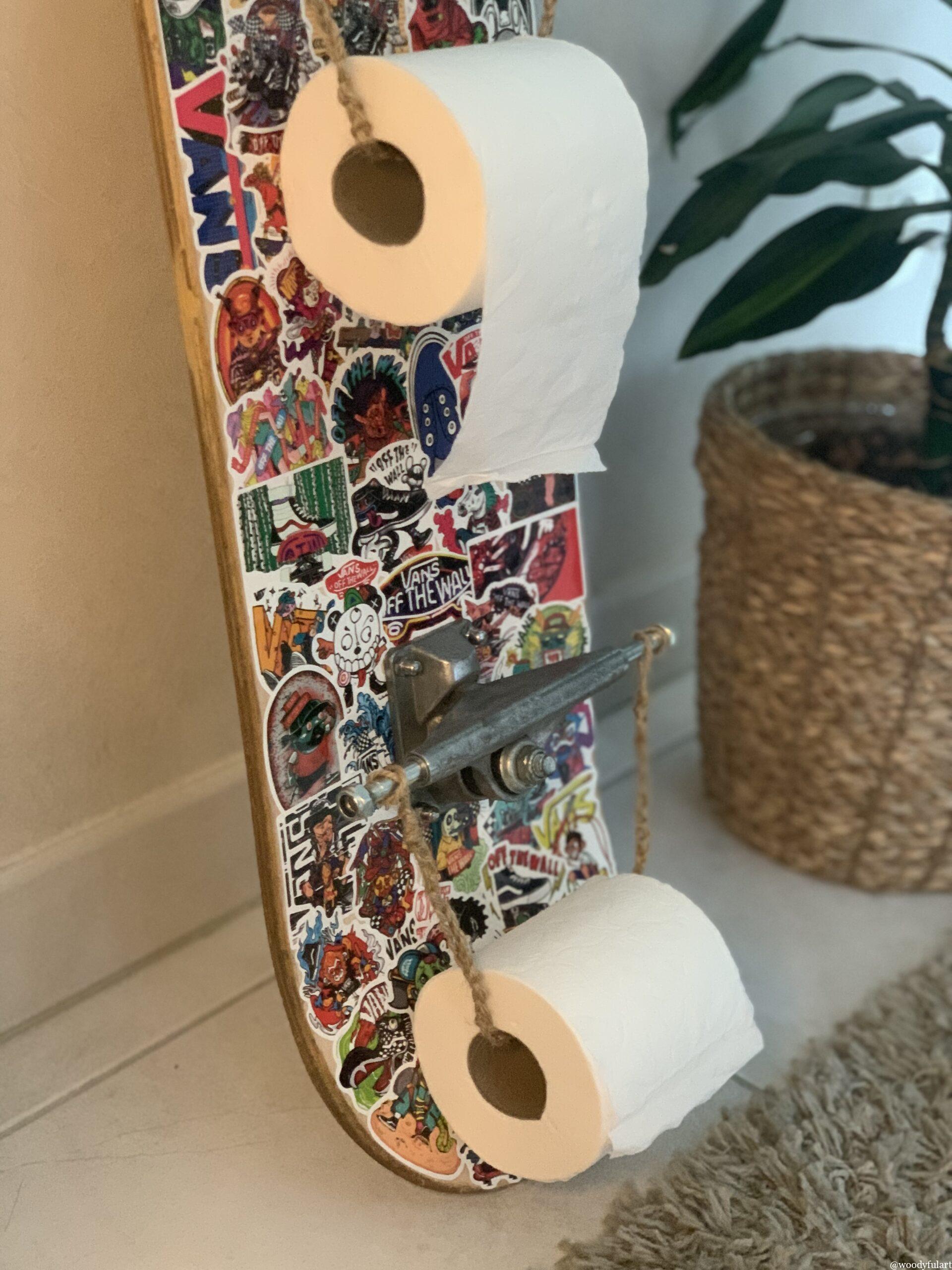 ancienne planche de skateboard recyclé en double dérouleur de papier toilette avec truck d'origine et stickers vans - Skateboard dérouleur papier toilette trucks - woodyfulart