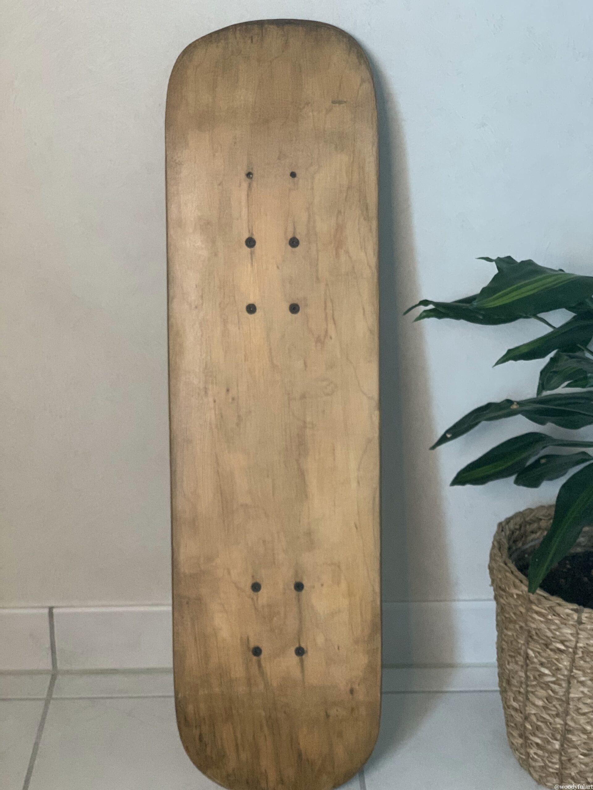 ancienne planche de skateboard recyclé en double dérouleur de papier toilette avec truck d'origine et stickers vans - woodyfulart