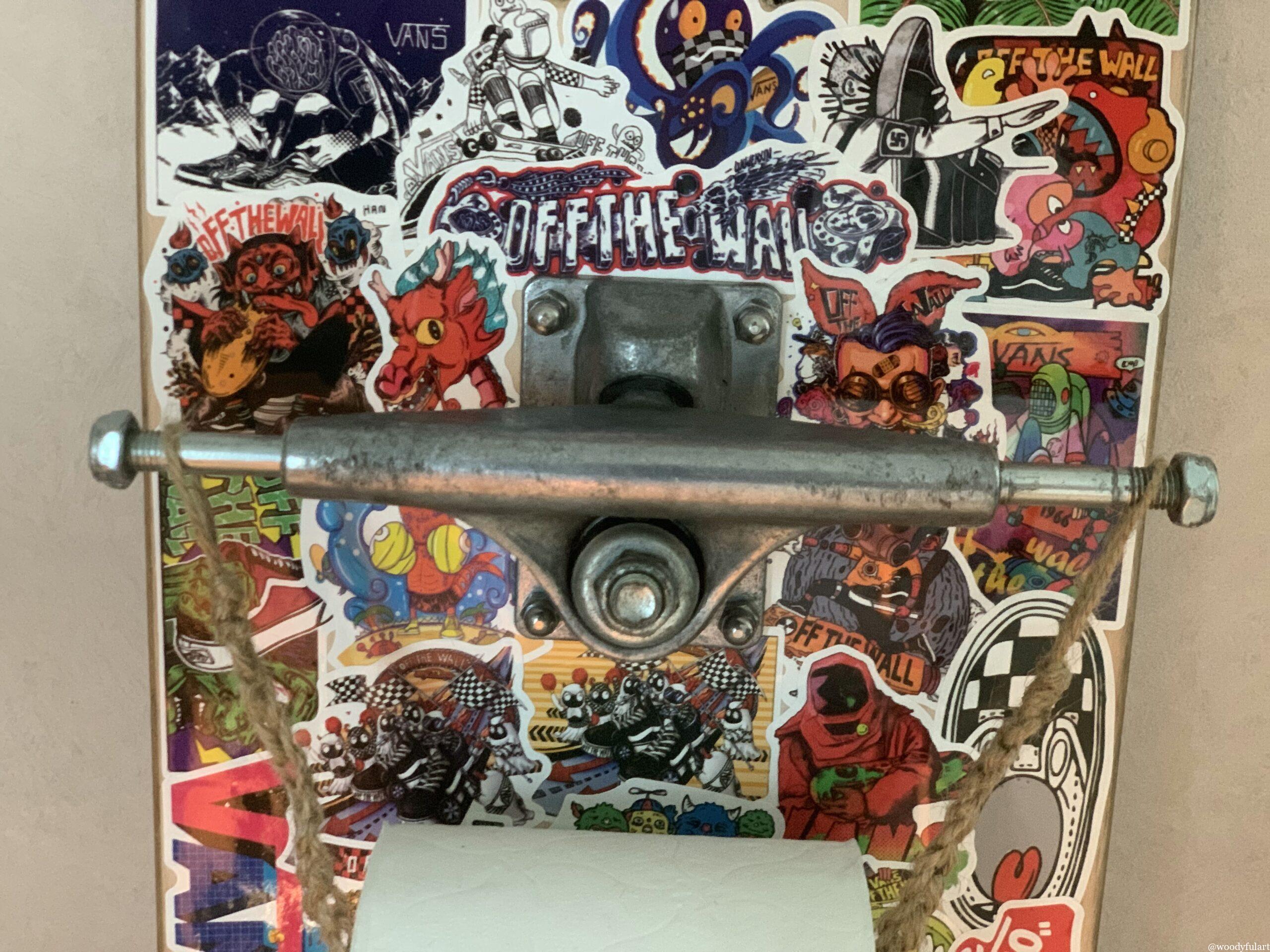 ancienne planche de skateboard recyclé en double dérouleur de papier toilette avec truck d'origine et stickers vans - Skateboard dérouleur papier toilette trucks - woodyfulart