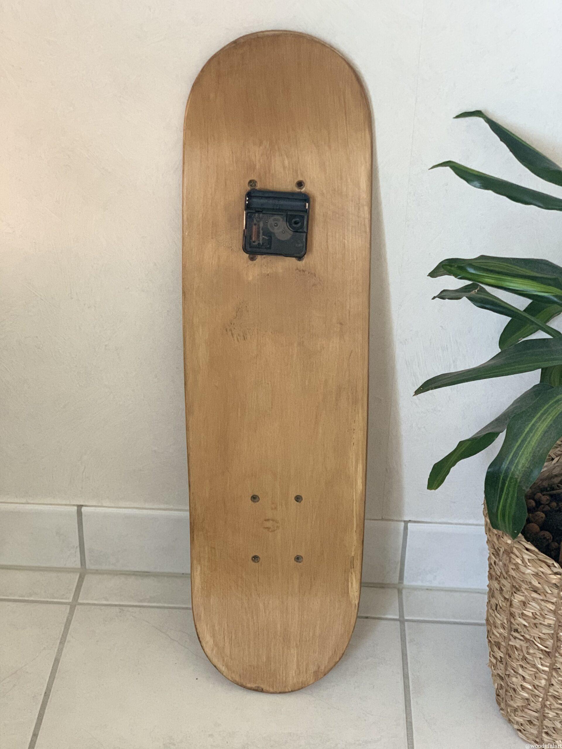 ancienne planche de skateboard enfant recyclée en horloge murale voiture - woodyfulart
