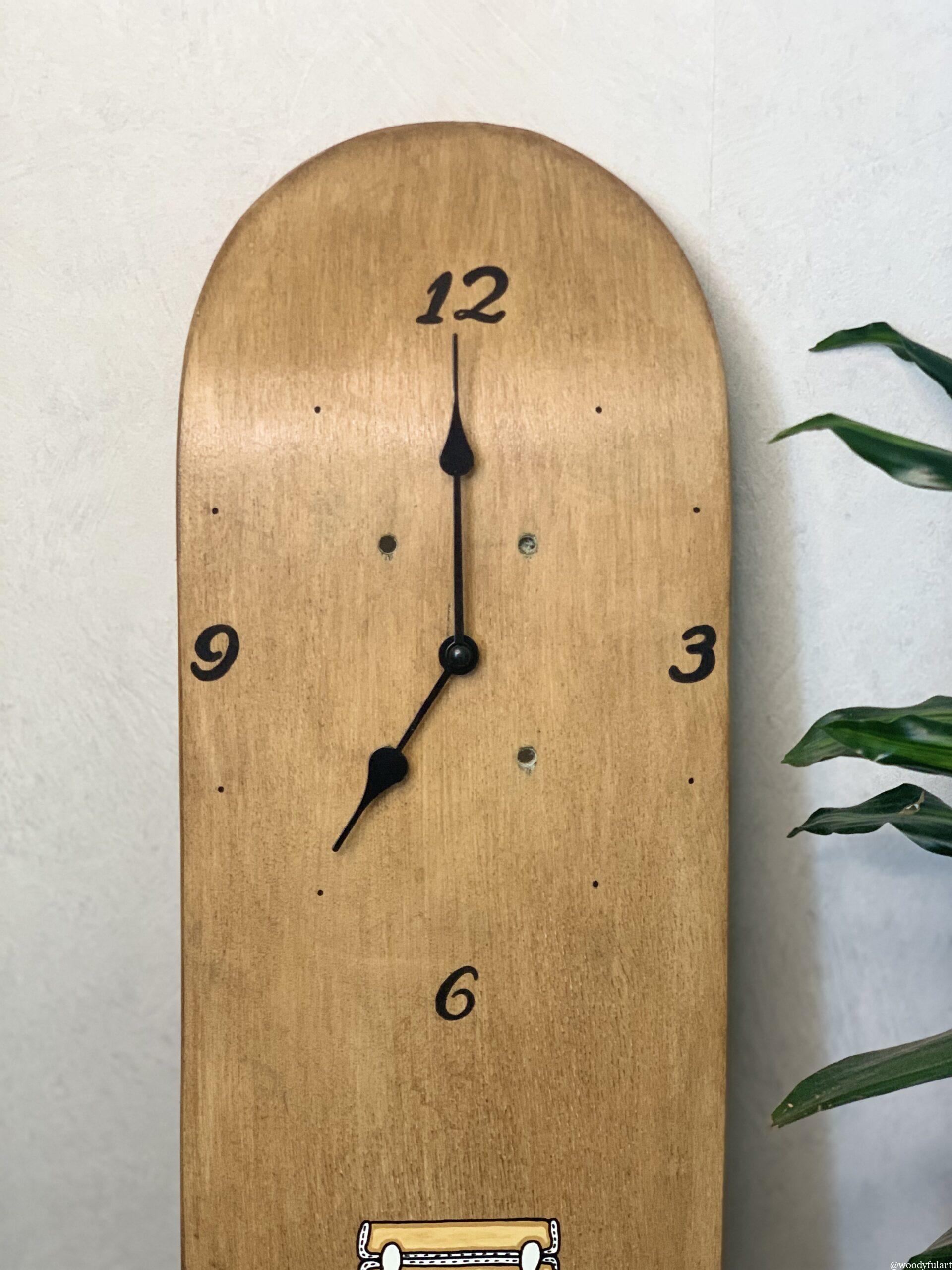 ancienne planche de skateboard enfant recyclée en horloge murale voiture - woodyfulart