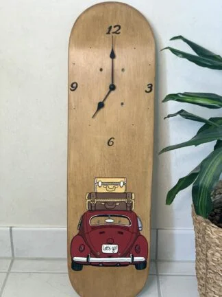 ancienne planche de skateboard enfant recyclée en horloge murale voiture - woodyfulart