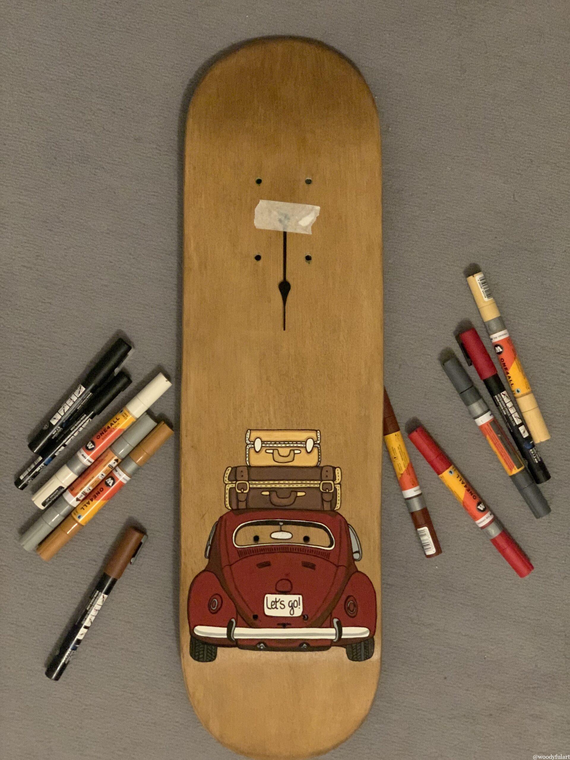 ancienne planche de skateboard enfant recyclée en horloge murale voiture - woodyfulart