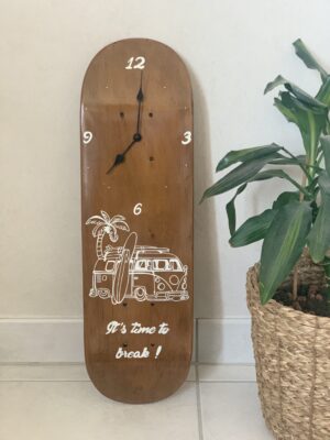 ancienne planche de skateboard enfant recyclée en horloge murale van volkswagen- woodyfulart