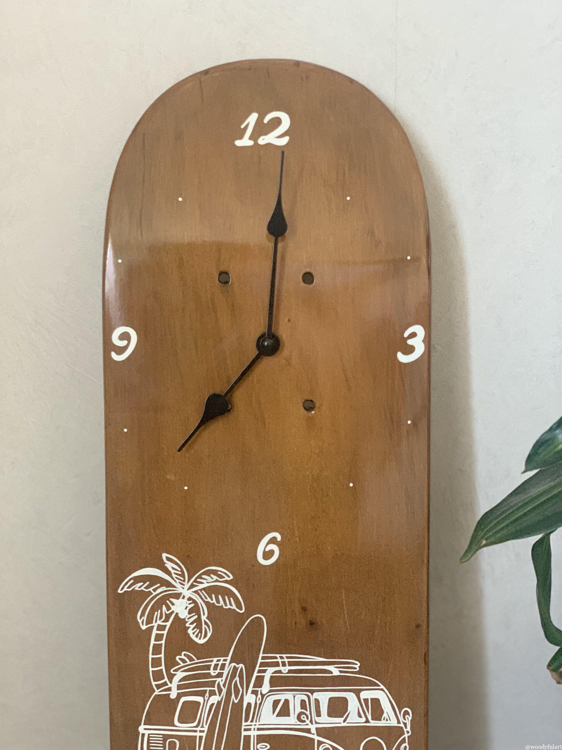 ancienne planche de skateboard enfant recyclée en horloge murale van volkswagen- woodyfulart