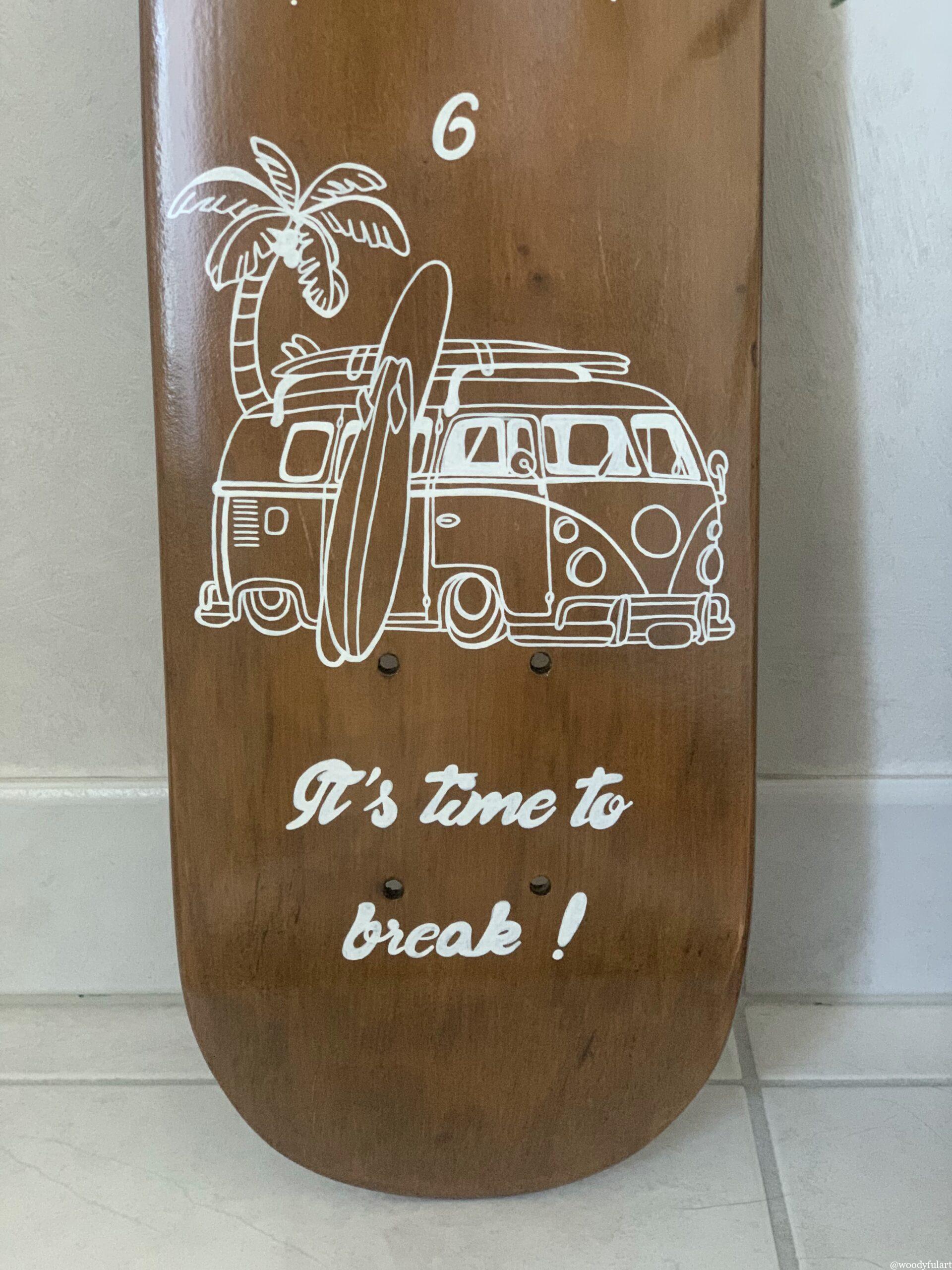 ancienne planche de skateboard enfant recyclée en horloge murale van volkswagen- woodyfulart