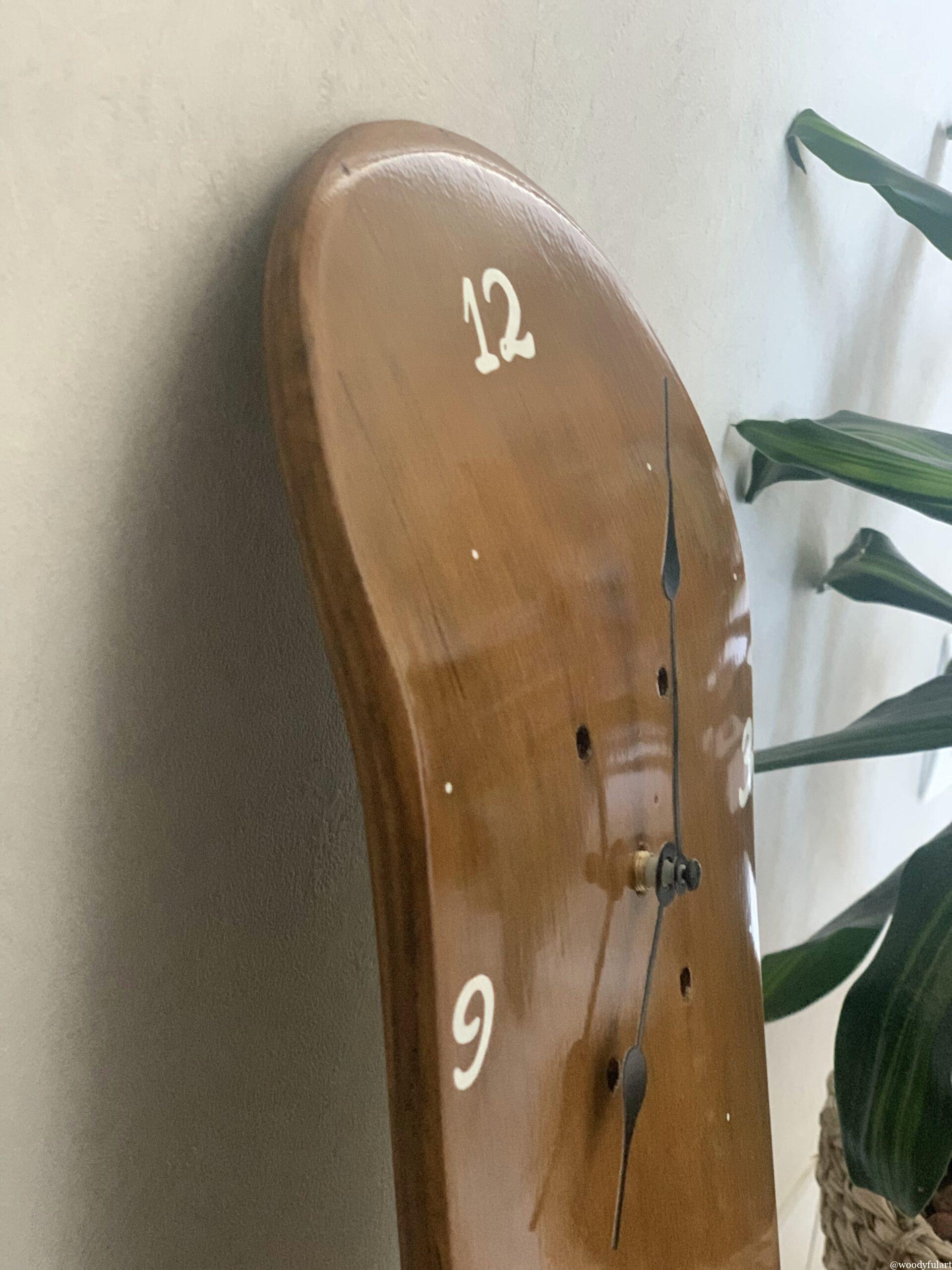 ancienne planche de skateboard enfant recyclée en horloge murale van volkswagen- woodyfulart