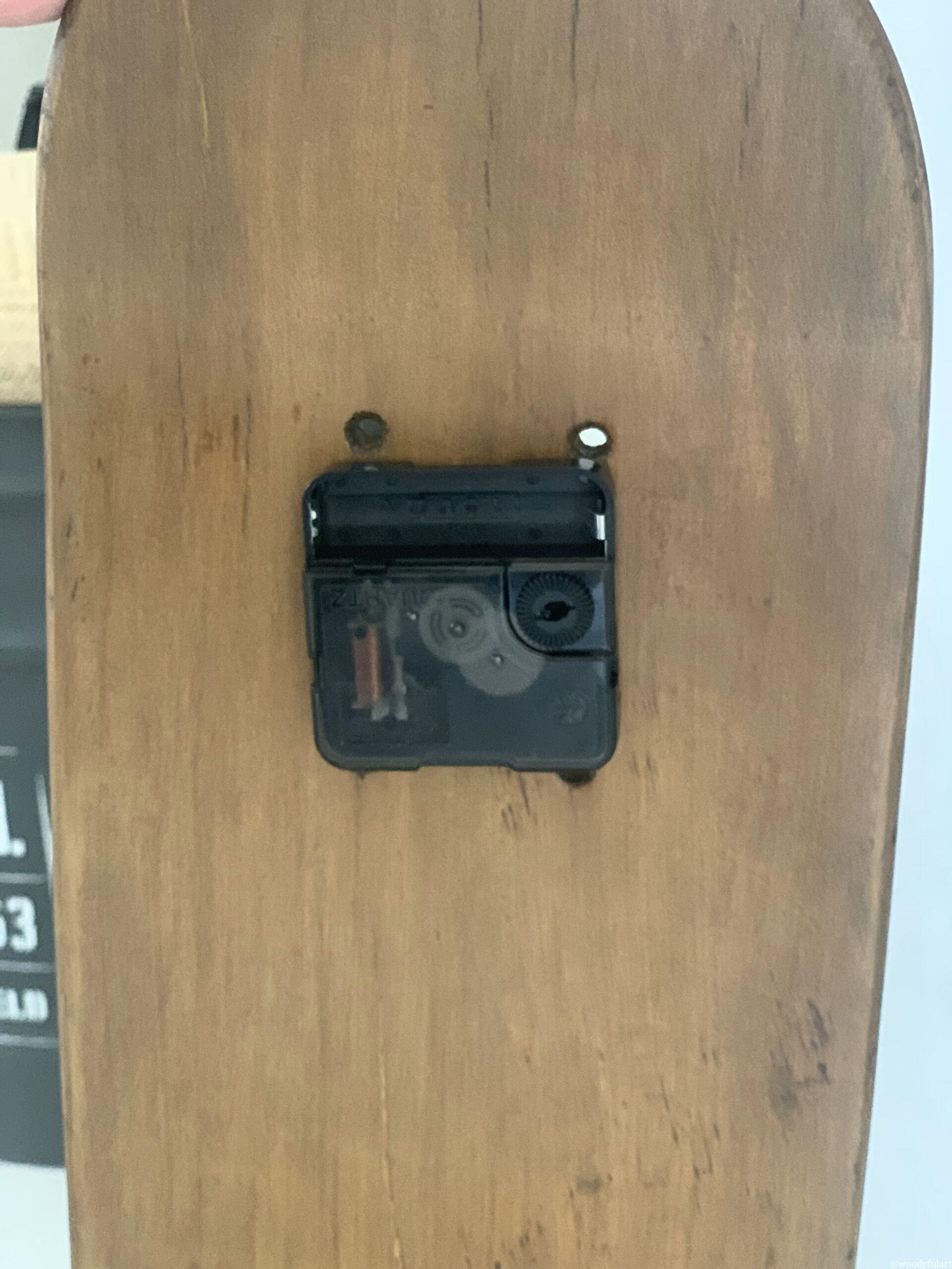 ancienne planche de skateboard enfant recyclée en horloge murale van volkswagen- woodyfulart