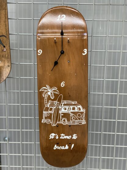 ancienne planche de skateboard enfant recyclée en horloge murale van volkswagen- woodyfulart