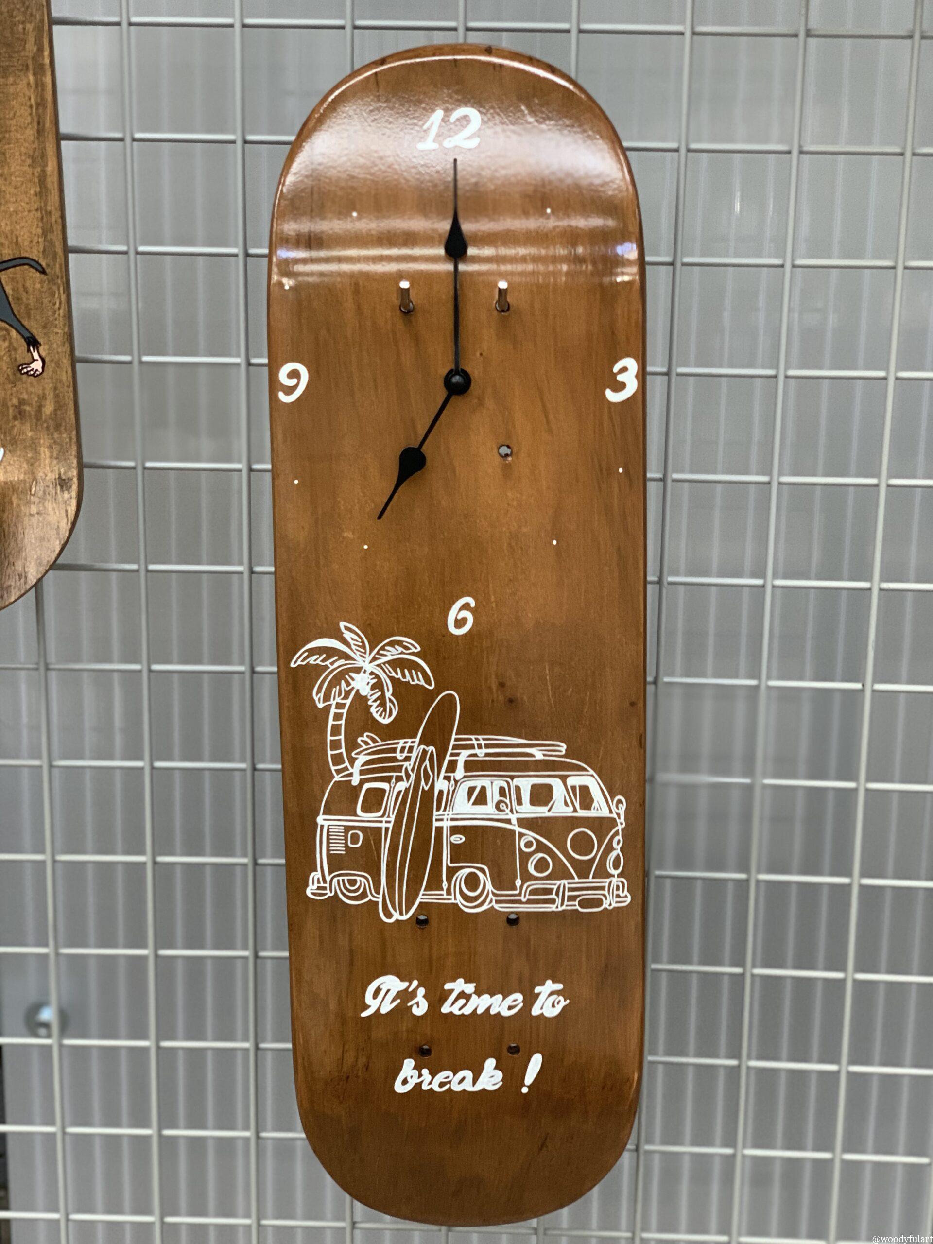 ancienne planche de skateboard enfant recyclée en horloge murale van volkswagen- woodyfulart