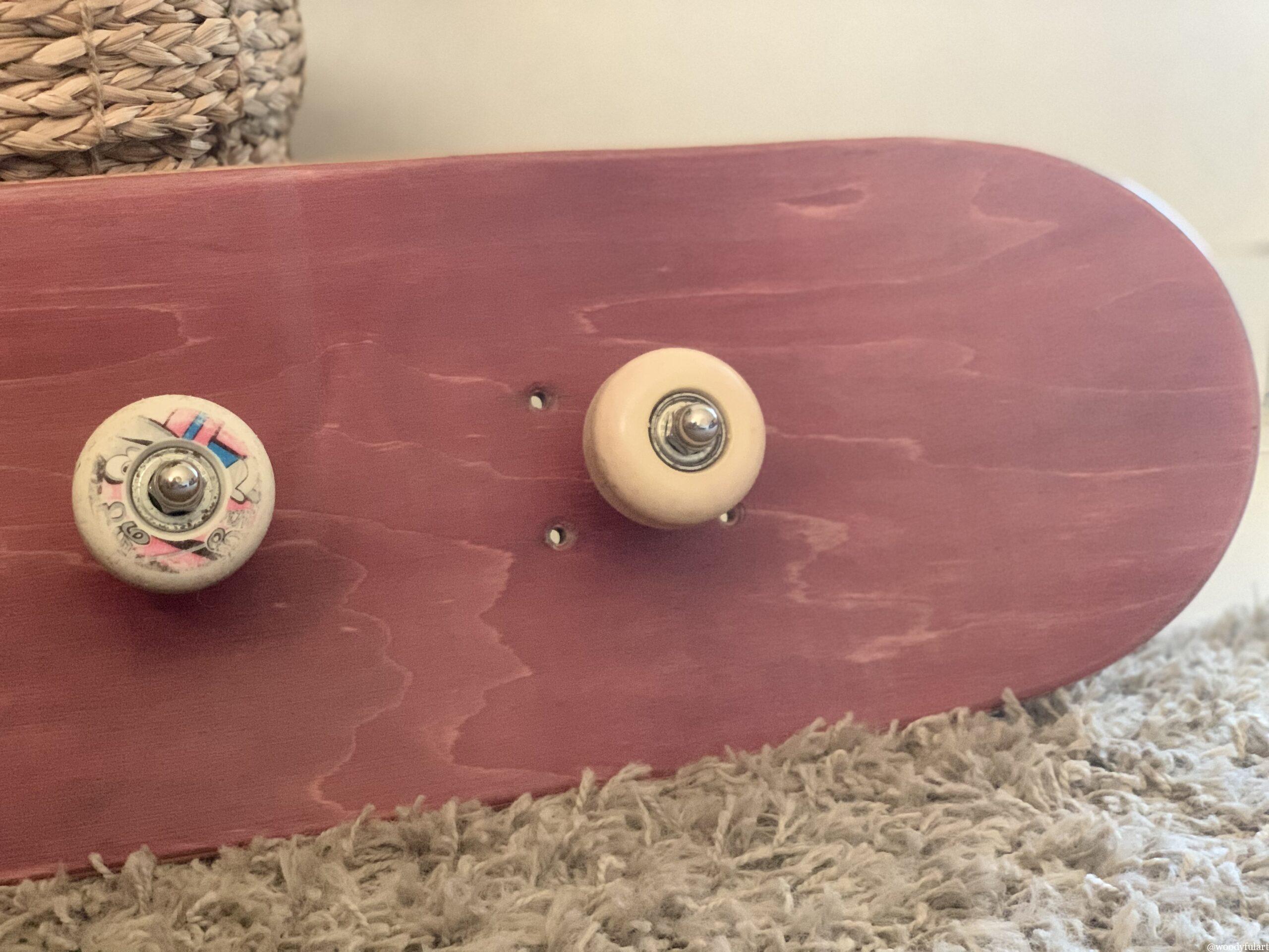 ancienne planche de skateboard recyclée porte-manteau skateboard mural. bois rouge protégé avec un vernis. - recyclage skateboard - woodyfulart