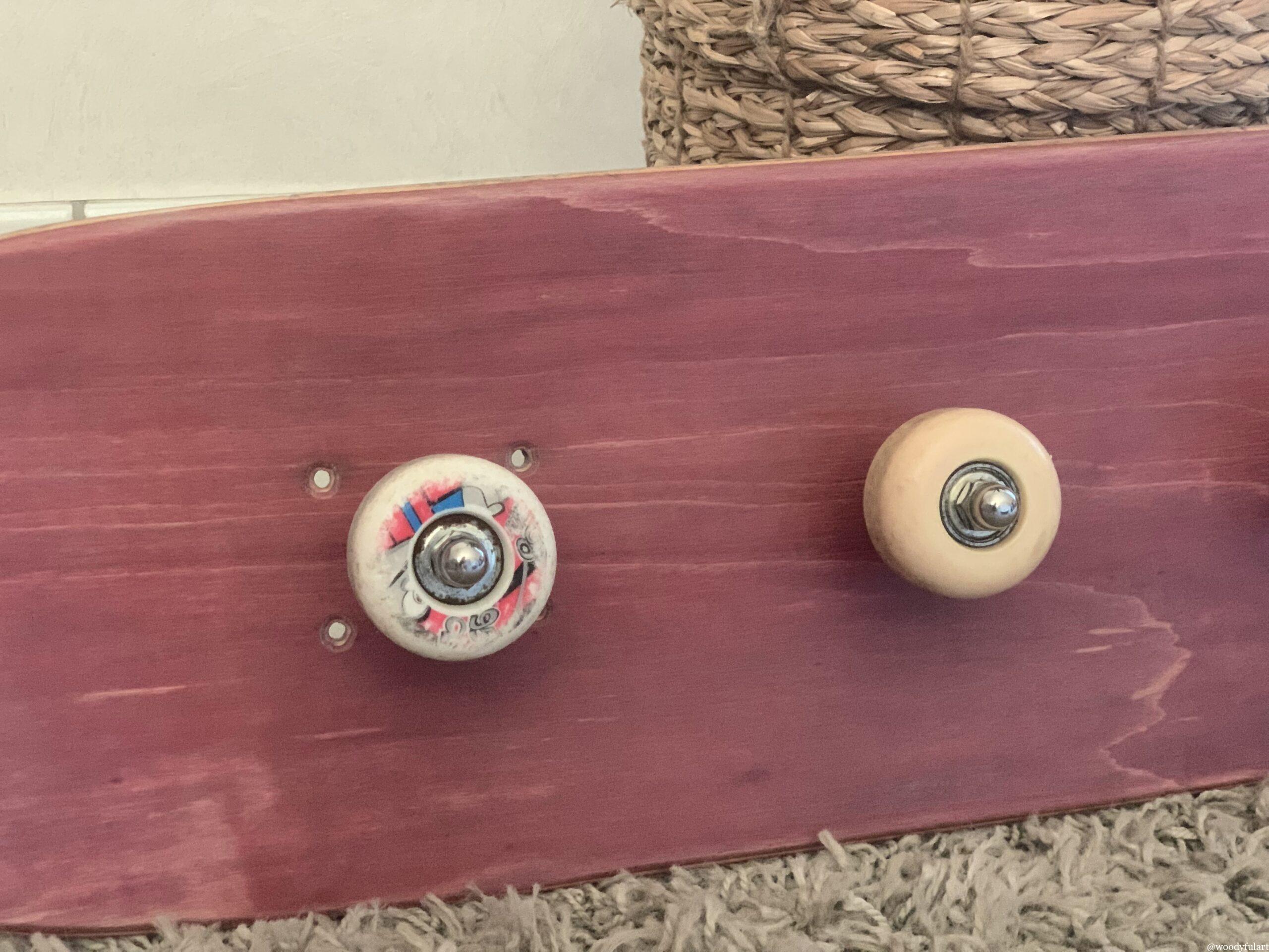ancienne planche de skateboard recyclée porte-manteau skateboard mural. bois rouge protégé avec un vernis. - recyclage skateboard - woodyfulart