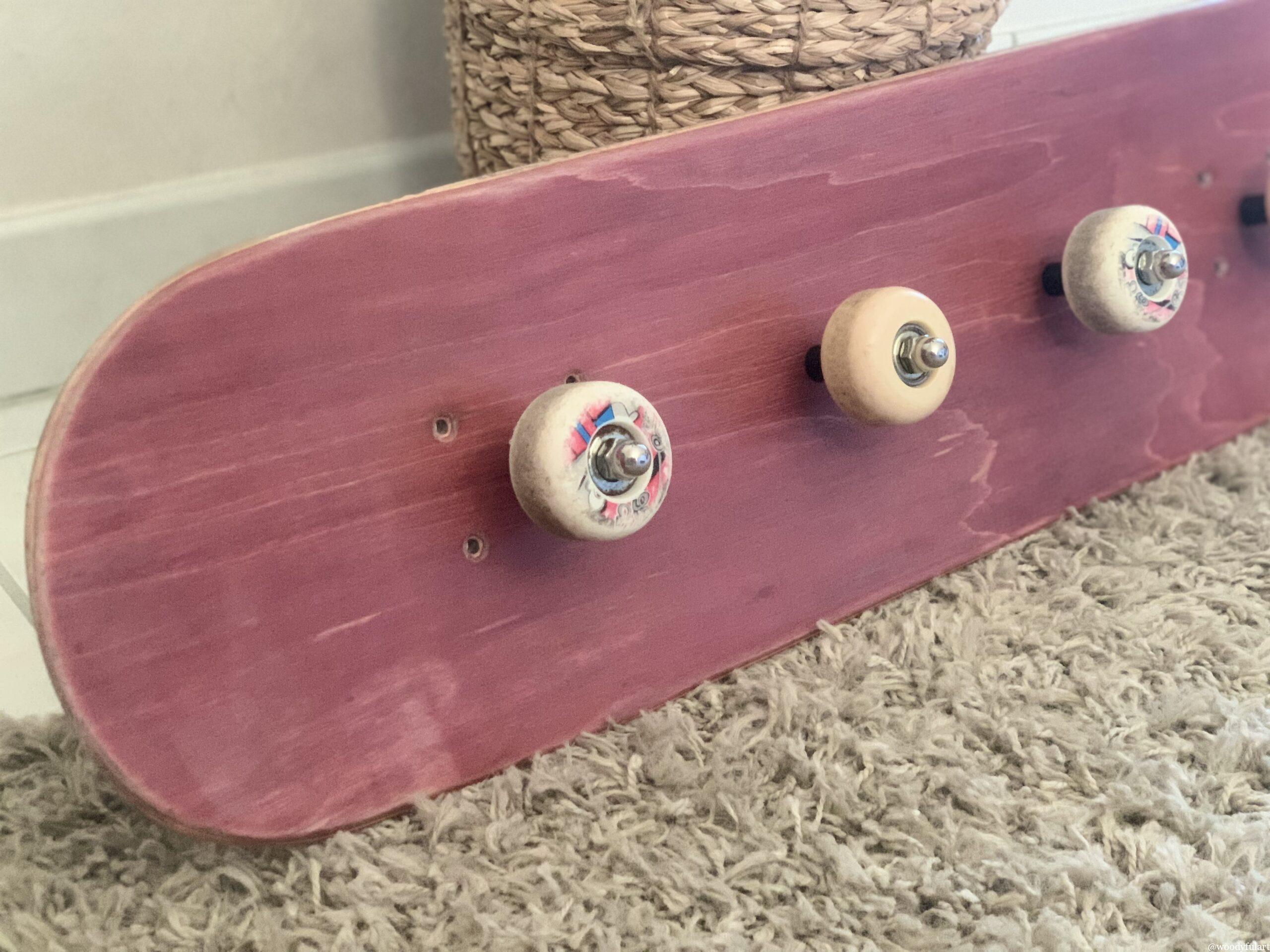 ancienne planche de skateboard recyclée porte-manteau skateboard mural. bois rouge protégé avec un vernis. - recyclage skateboard - woodyfulart