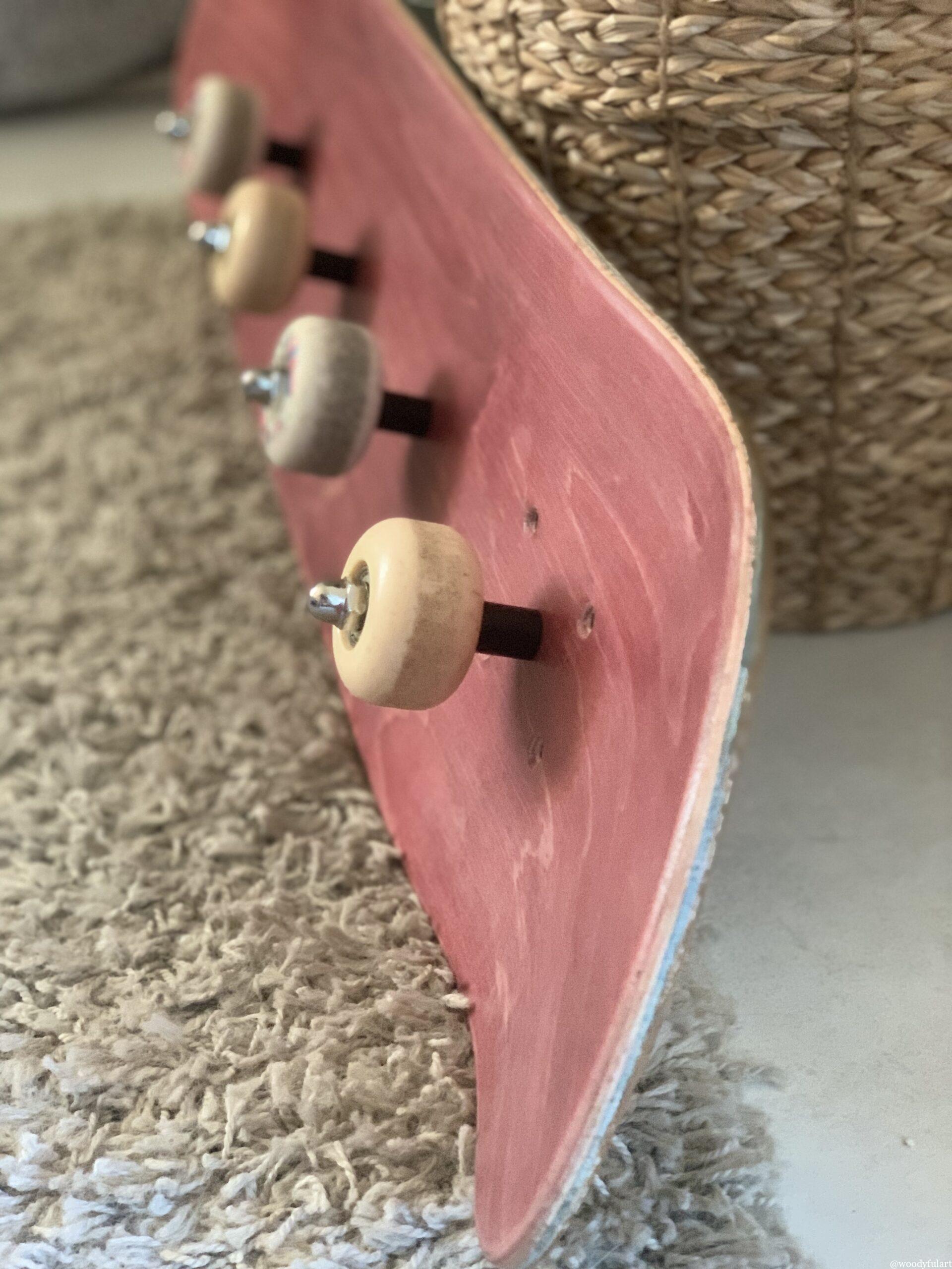 ancienne planche de skateboard recyclée porte-manteau skateboard mural. bois rouge protégé avec un vernis. - recyclage skateboard - woodyfulart