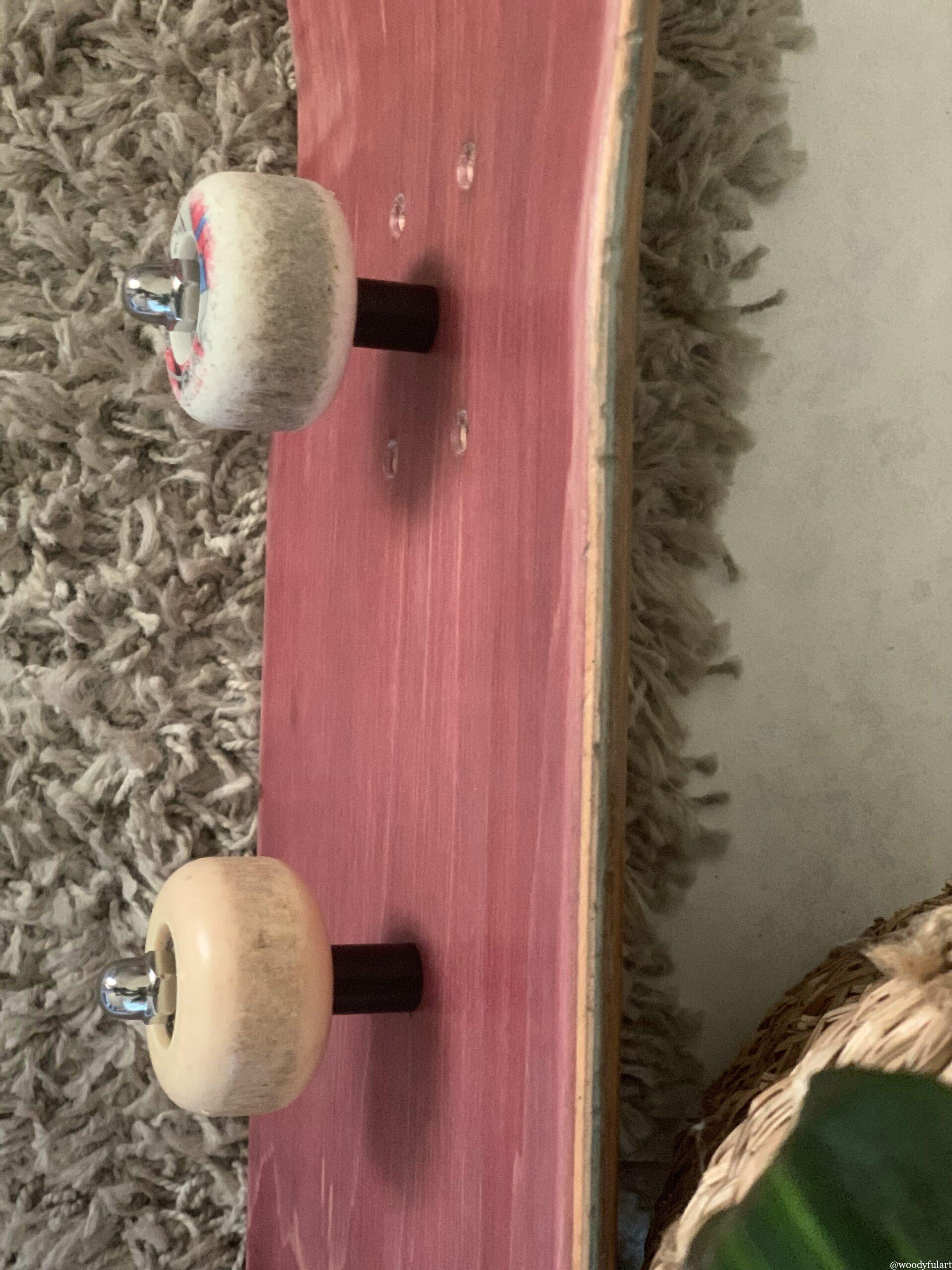ancienne planche de skateboard recyclée porte-manteau skateboard mural. bois rouge protégé avec un vernis. - recyclage skateboard - woodyfulart