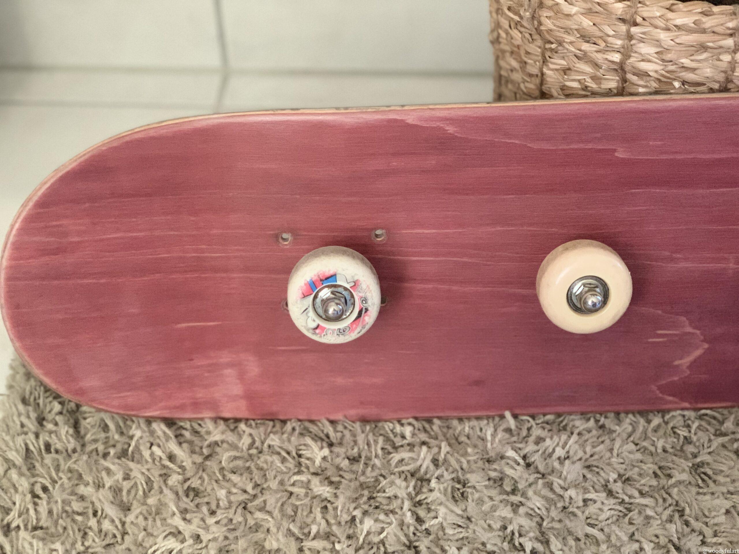 ancienne planche de skateboard recyclée porte-manteau skateboard mural. bois rouge protégé avec un vernis. - recyclage skateboard - woodyfulart