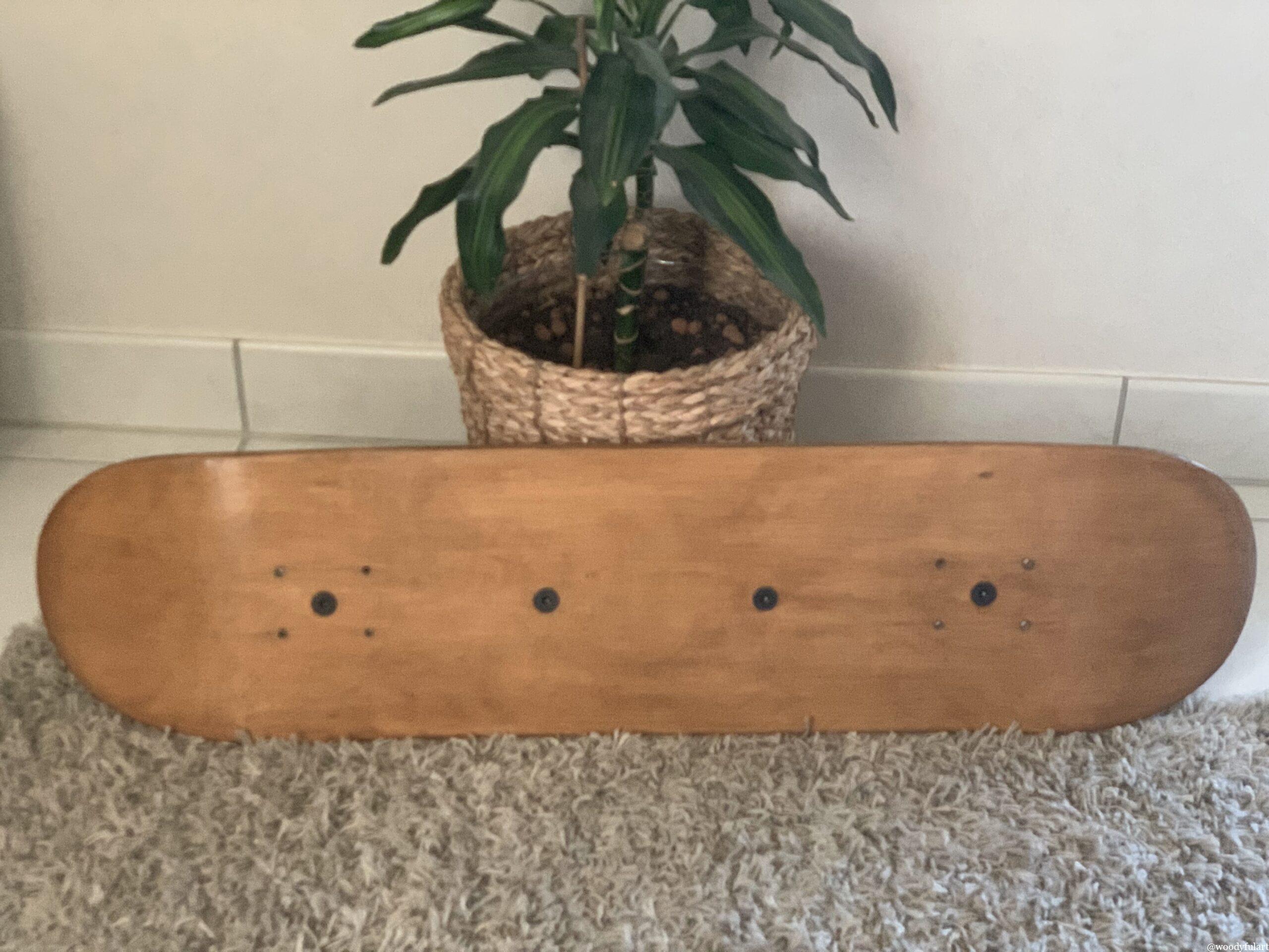 ancienne planche de skateboard recyclée en skateboard porte-manteau mural. vu de dos - recyclage skateboard - woodyfulart