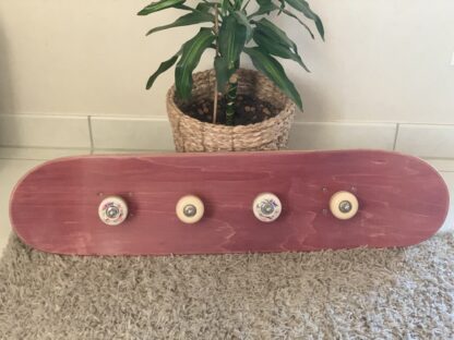 ancienne planche de skateboard recyclée porte-manteau skateboard mural. bois rouge protégé avec un vernis. - recyclage skateboard - woodyfulart