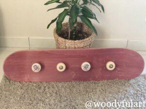 ancienne planche de skateboard recyclée porte-manteau skateboard mural. bois rouge protégé avec un vernis. - recyclage skateboard - woodyfulart