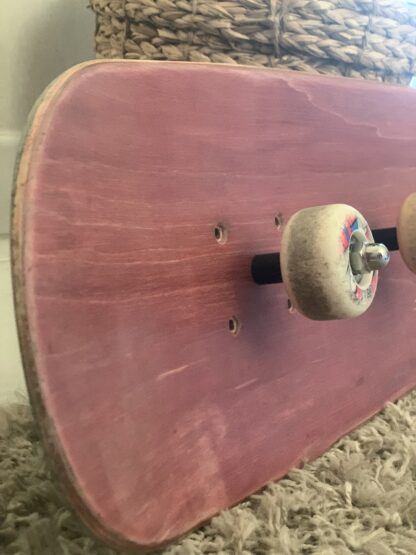 ancienne planche de skateboard recyclée porte-manteau skateboard mural. bois rouge protégé avec un vernis. - recyclage skateboard - woodyfulart