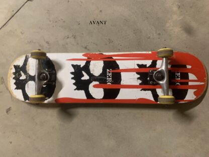 skateboard avant transformation en skateboard porte manteau mural. après ponçage, bois rouge protégé avec un vernis. - skateboard recyclé - woodyfulart