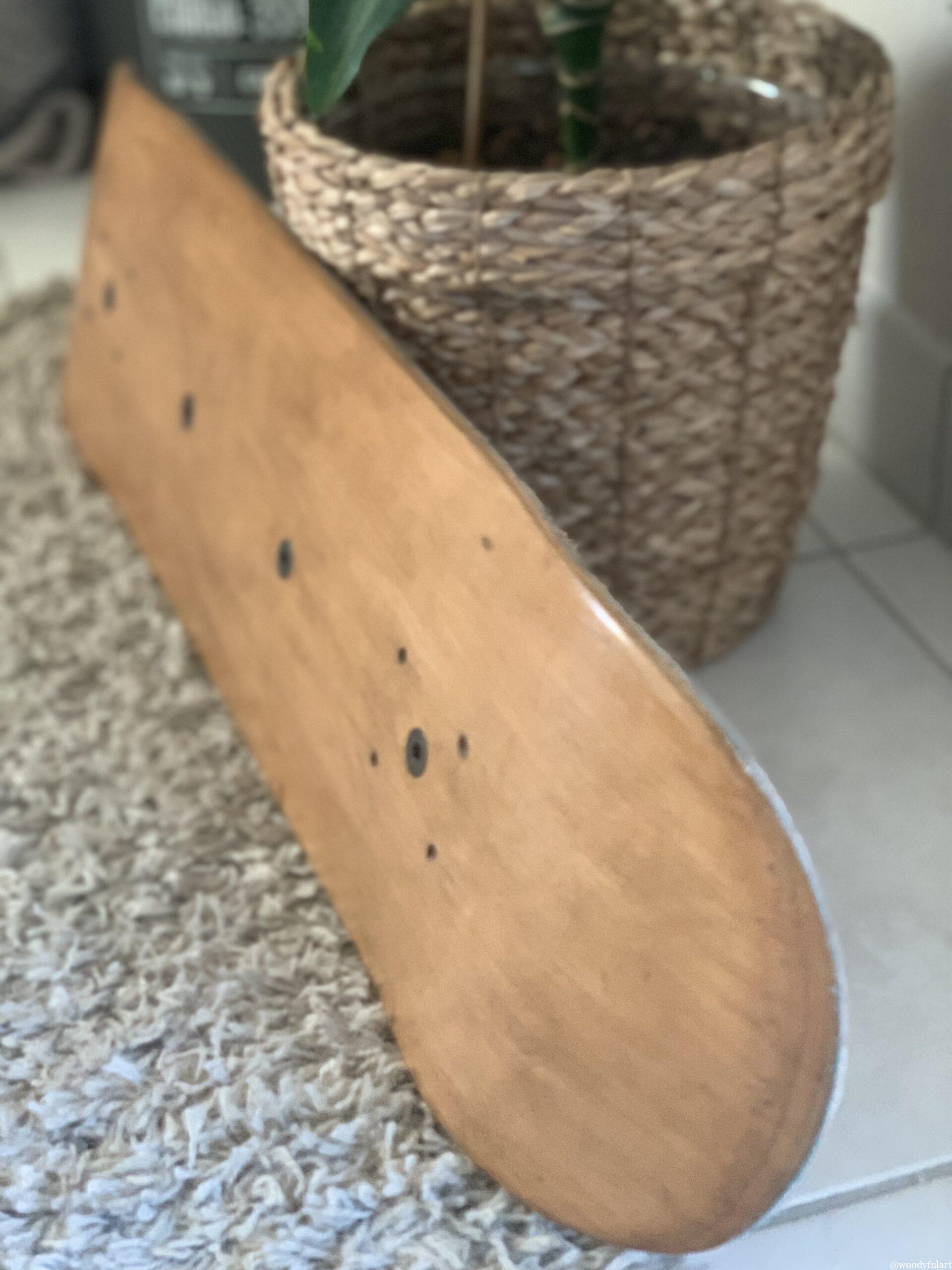 ancienne planche de skateboard recyclée en skateboard porte-manteau mural. vu de dos - recyclage skateboard - woodyfulart