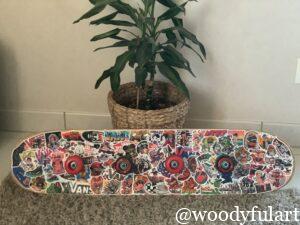 skateboard recyclé en skateboard porte manteau mural. avec stickers vans - recyclage skateboard - woodyfulart