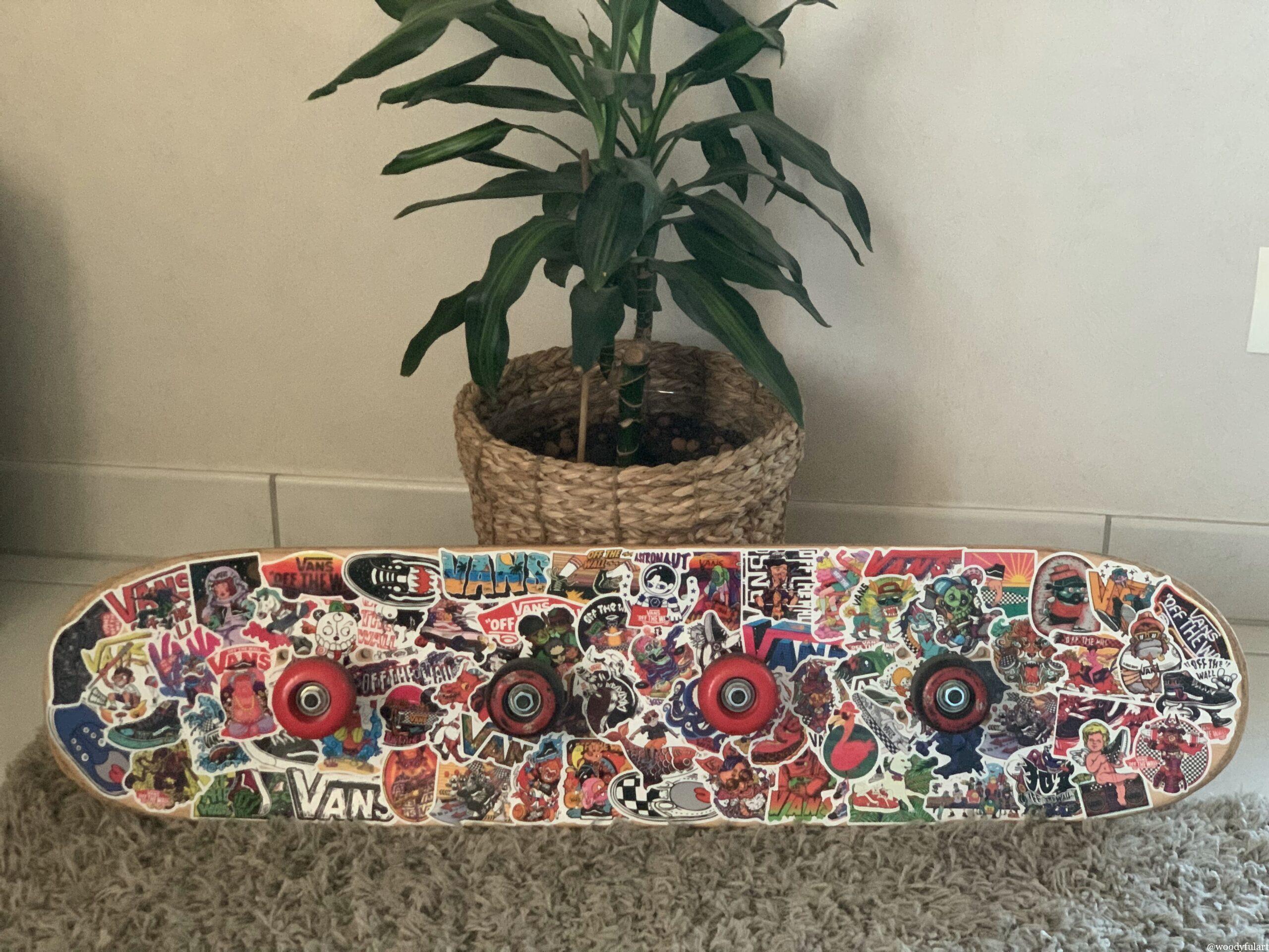 skateboard recyclé en skateboard porte manteau mural. avec stickers vans - recyclage skateboard - woodyfulart