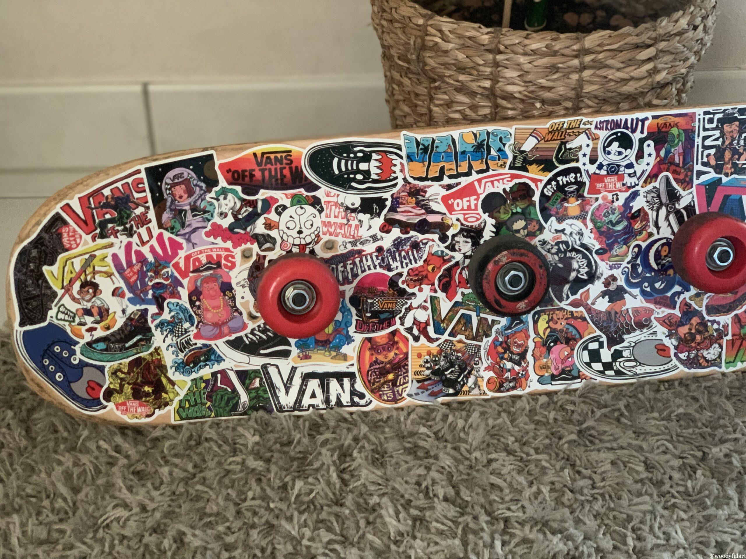 skateboard recyclé en skateboard porte manteau mural. avec stickers vans - recyclage skateboard - woodyfulart