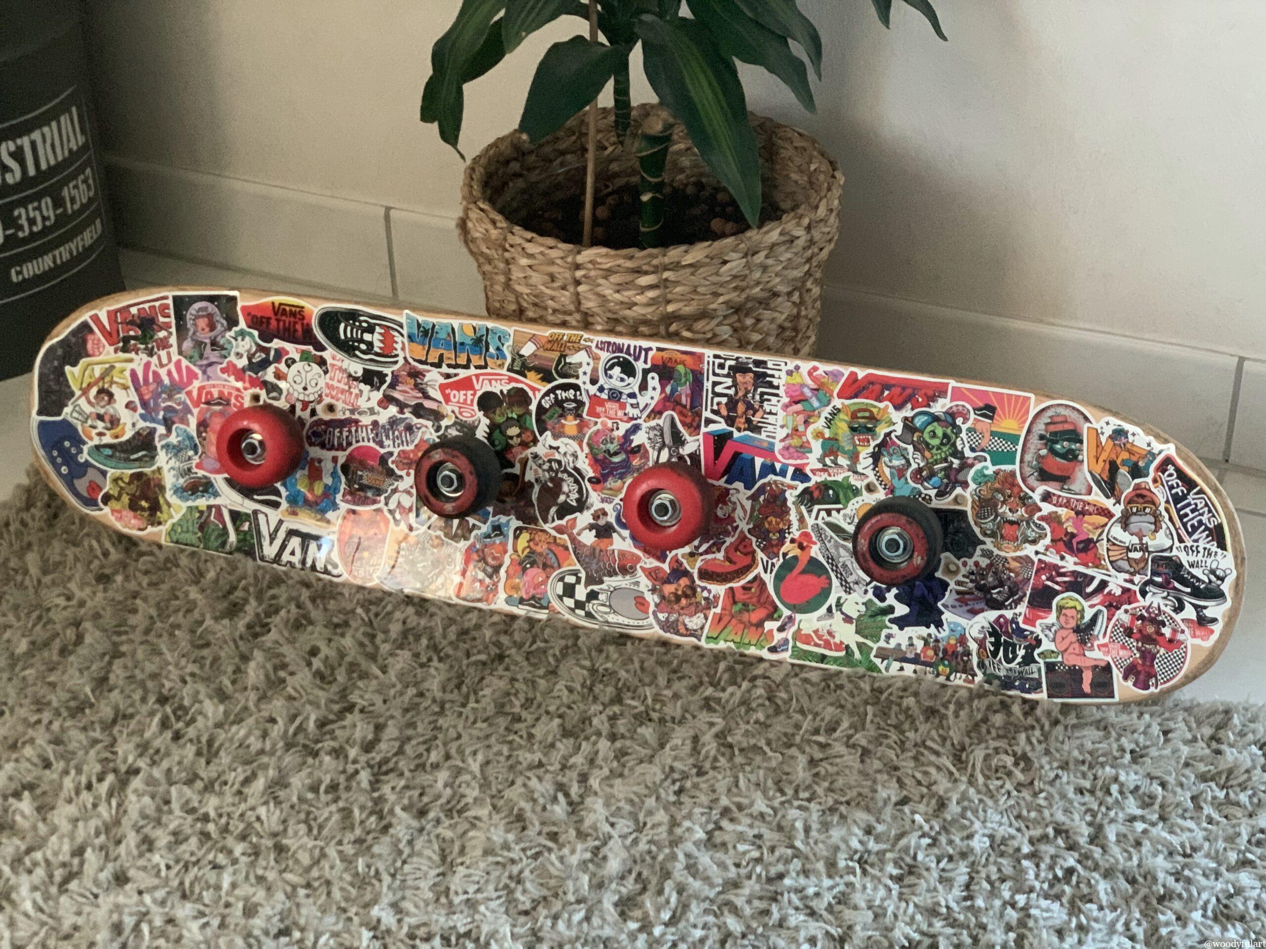 skateboard recyclé en skateboard porte manteau mural. avec stickers vans - recyclage skateboard - woodyfulart