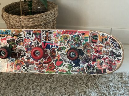 skateboard recyclé en skateboard porte manteau mural. avec stickers vans - recyclage skateboard - woodyfulart