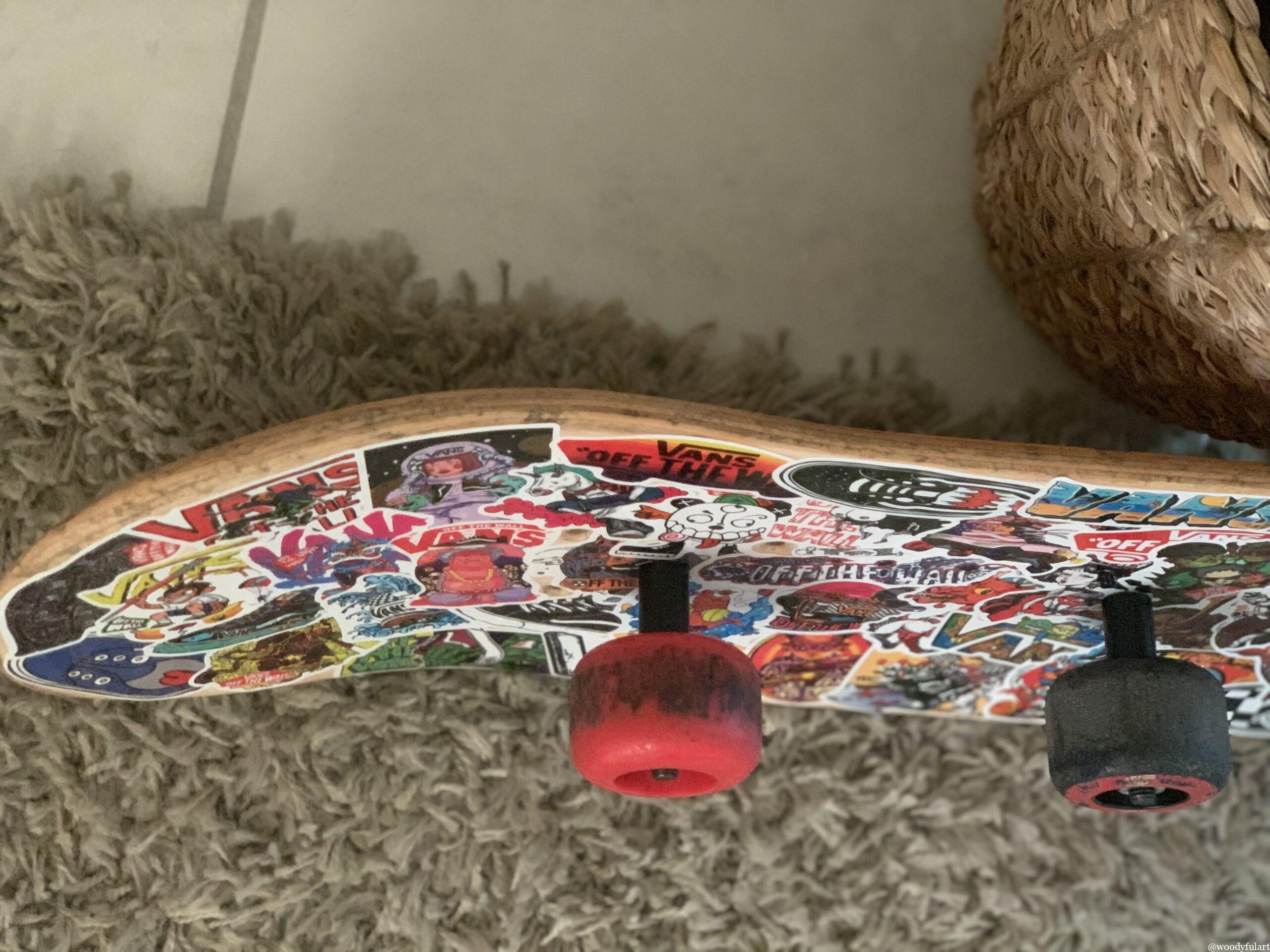 skateboard recyclé en skateboard porte manteau mural. avec stickers vans - recyclage skateboard - woodyfulart