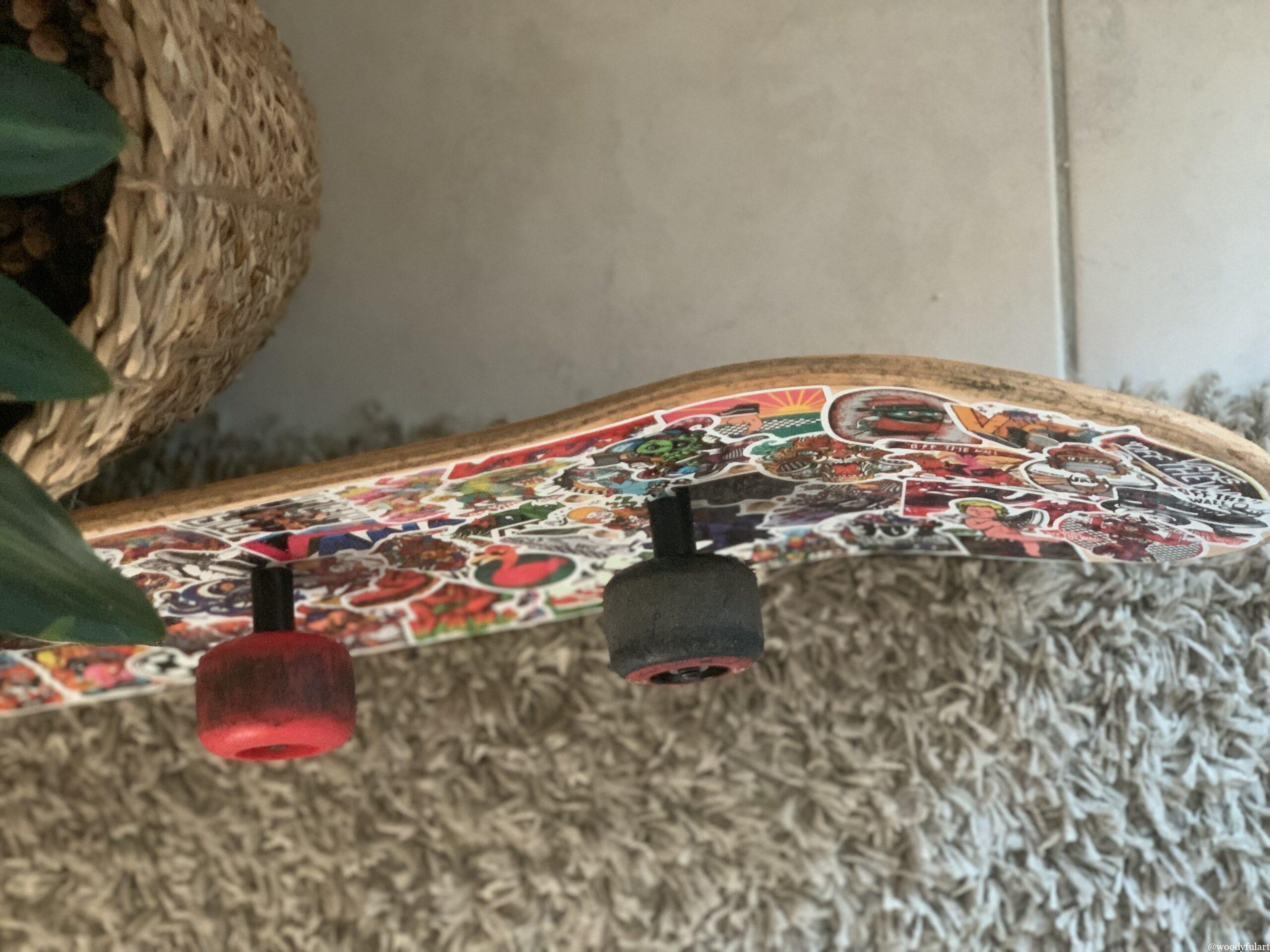 skateboard recyclé en skateboard porte manteau mural. avec stickers vans - recyclage skateboard - woodyfulart