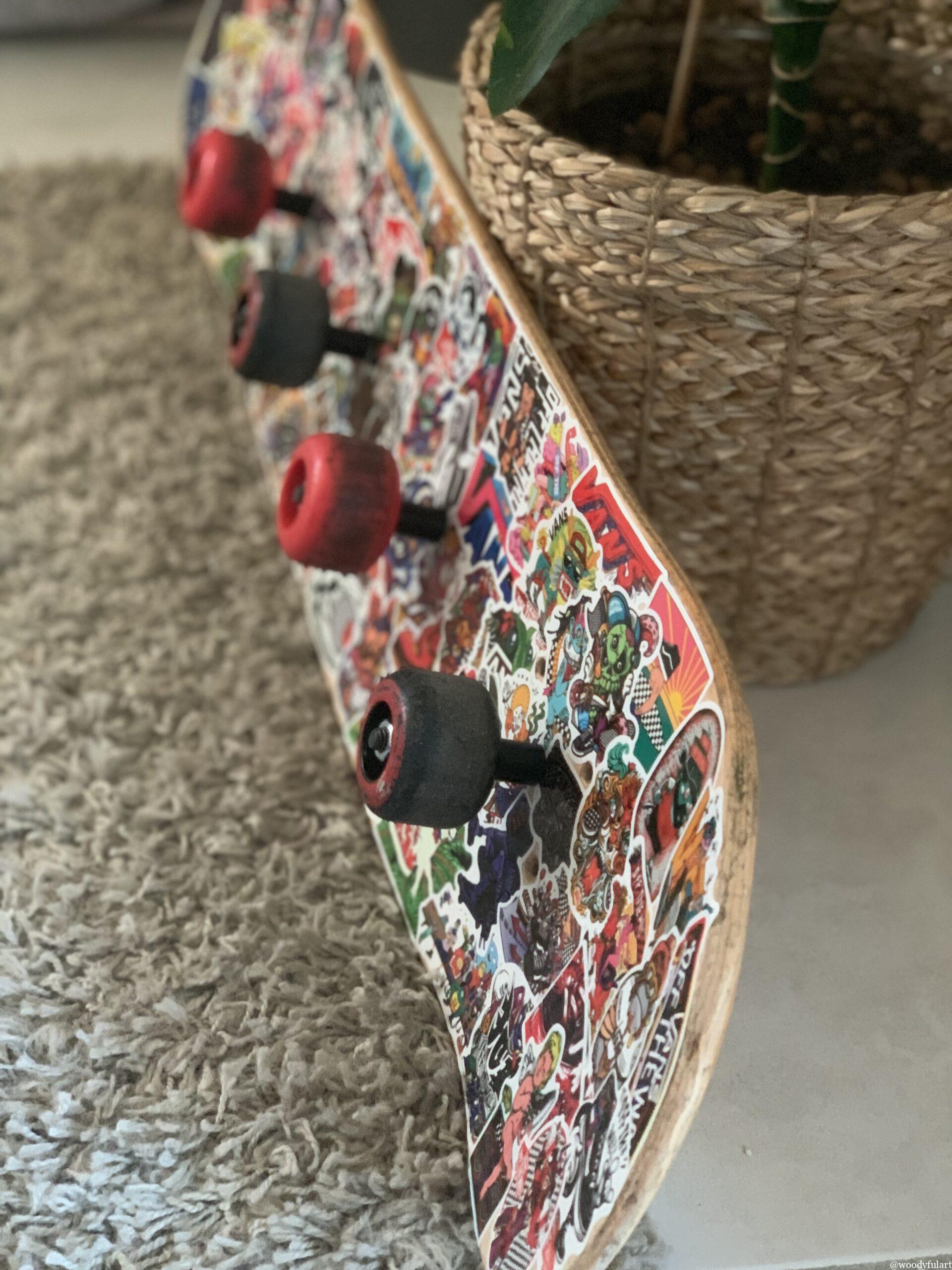 skateboard recyclé en skateboard porte manteau mural. avec stickers vans - recyclage skateboard - woodyfulart