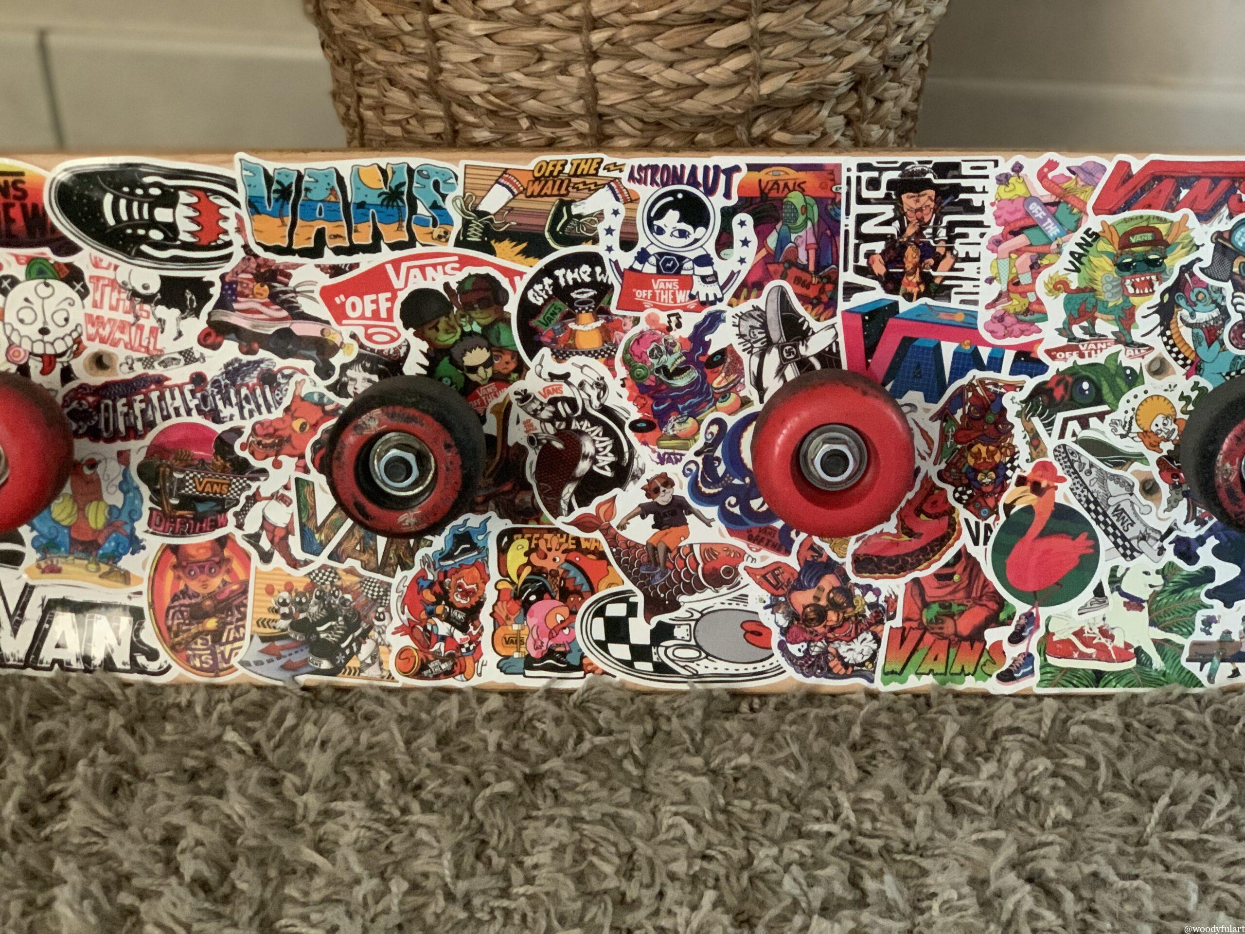 skateboard recyclé en skateboard porte manteau mural. avec stickers vans - recyclage skateboard - woodyfulart