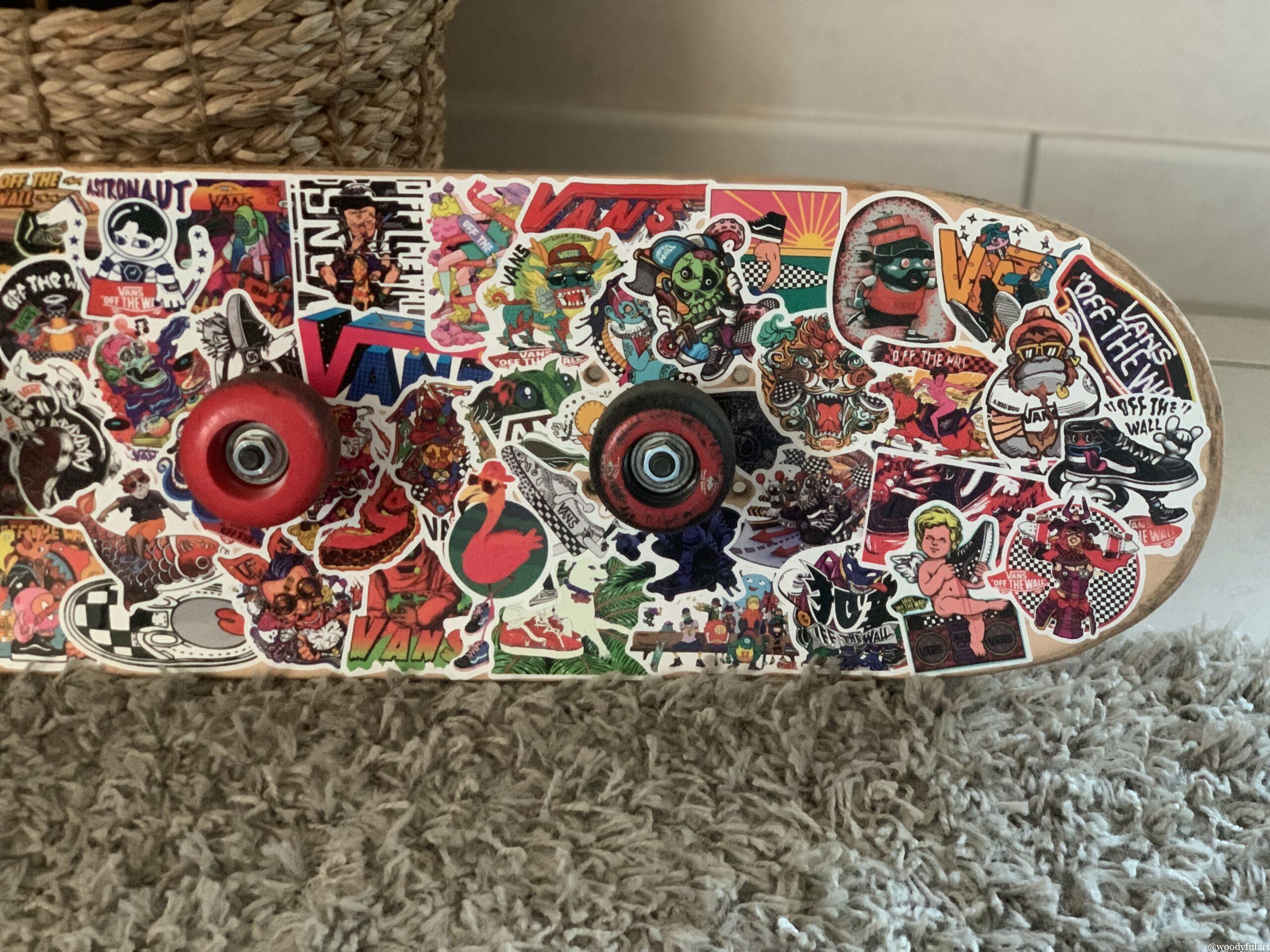 skateboard recyclé en skateboard porte manteau mural. avec stickers vans - recyclage skateboard - woodyfulart